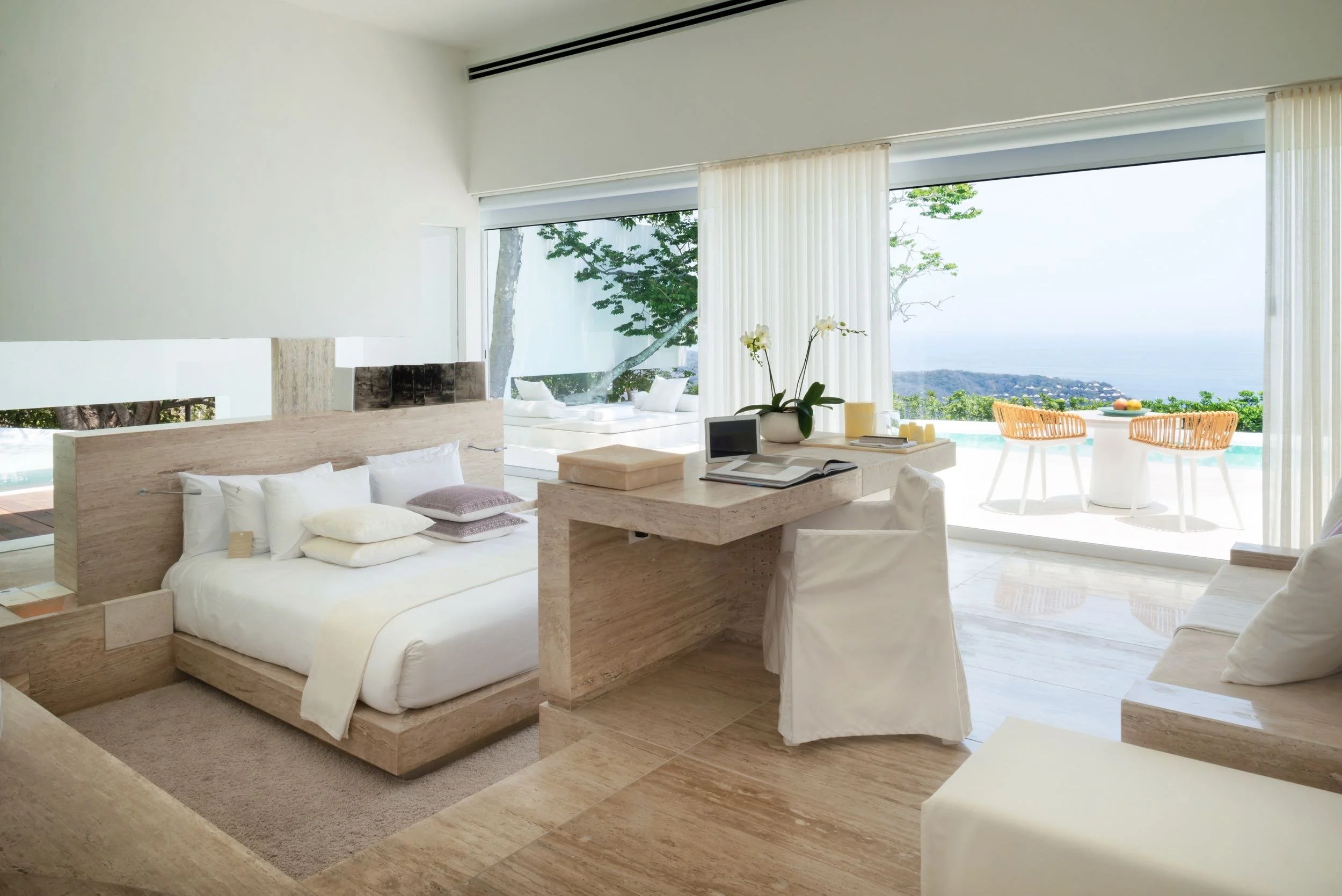 Vista interior de la Ocean Encanto Villa en Hotel Encanto Acapulco. Espacio abierto a escala humana frente al océano.