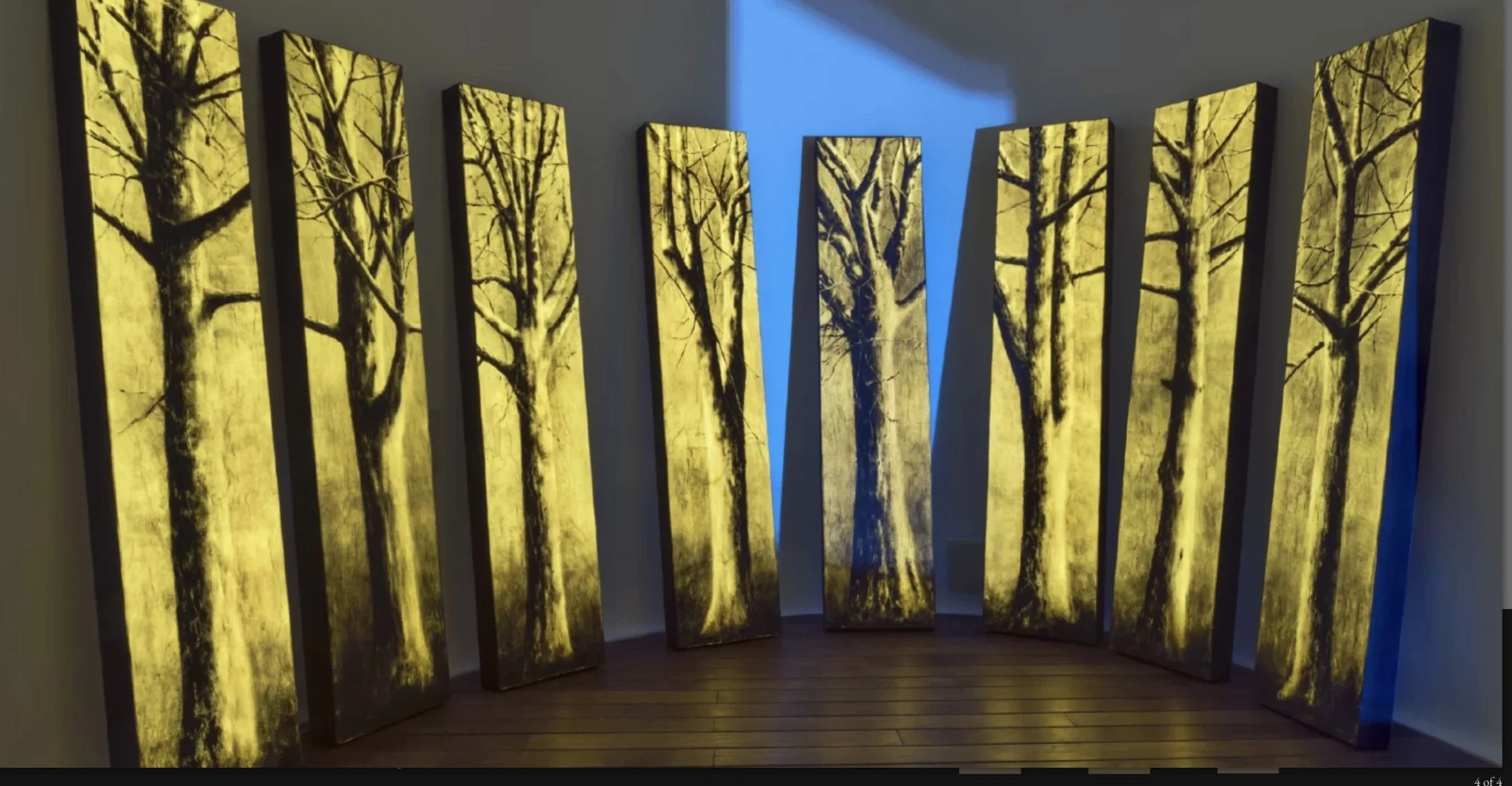 Escenario para conferencias boutique con paneles iluminados en auditorio de Miguel Ángel Aragonés. Obra del artista plastico Fernando Bermejo. 
