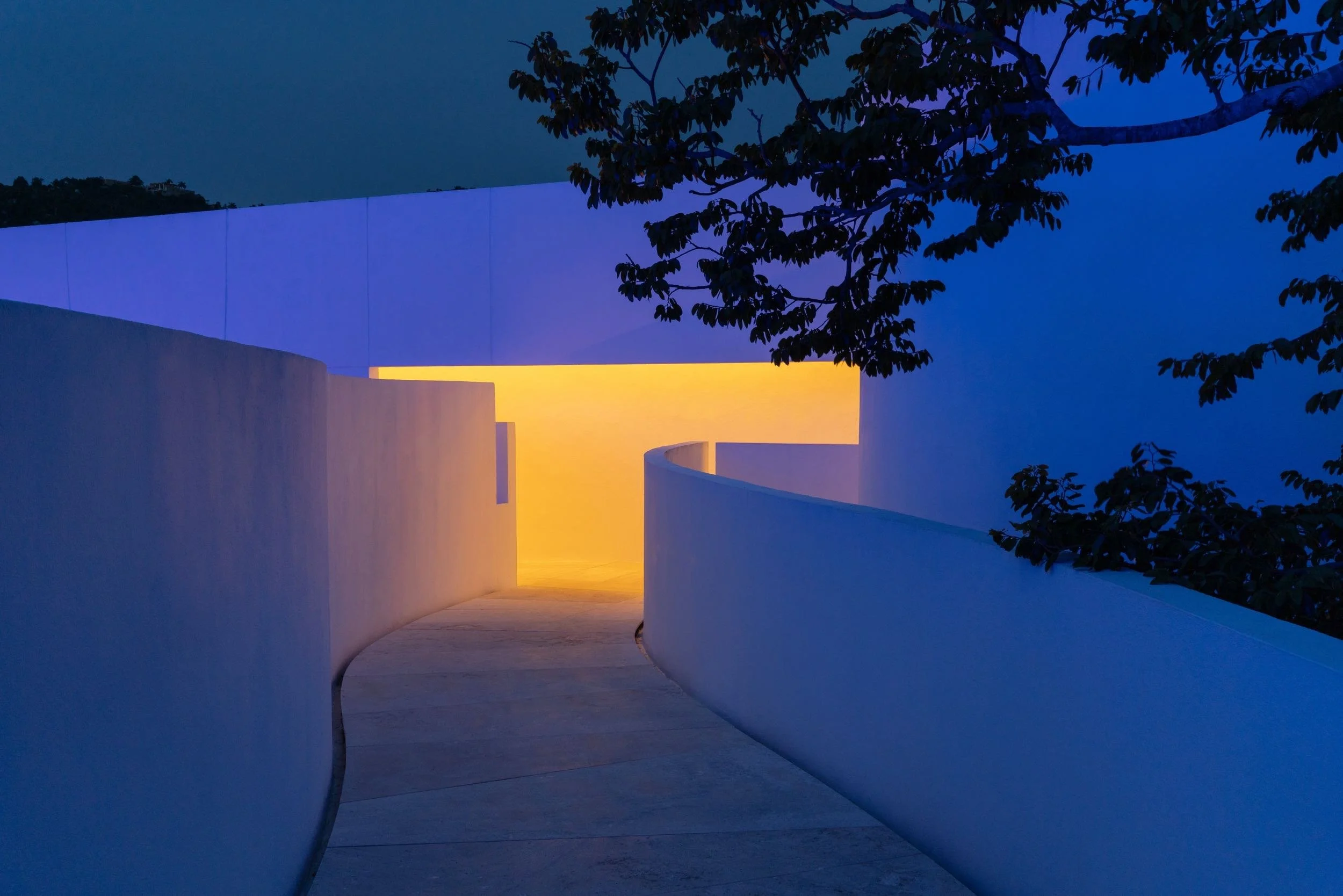 Detalle arquitectónico de Taller Aragonés. Umbral con contraste de luces en azul y amarillo, 