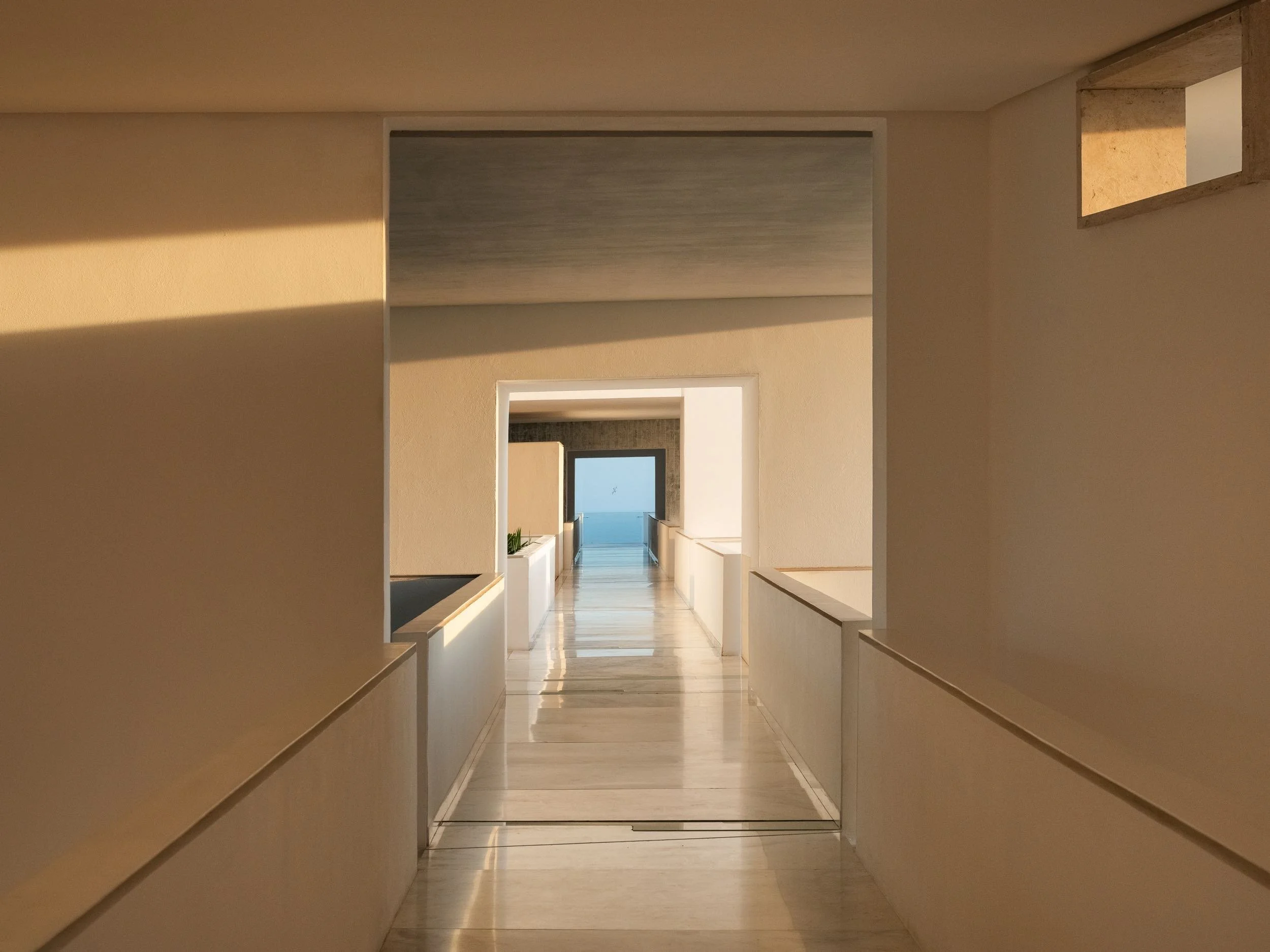 Perspectiva y escala humana en un pasillo de luz cenital. Hotel Encanto Acapulco de Miguel Ángel Aragonés.