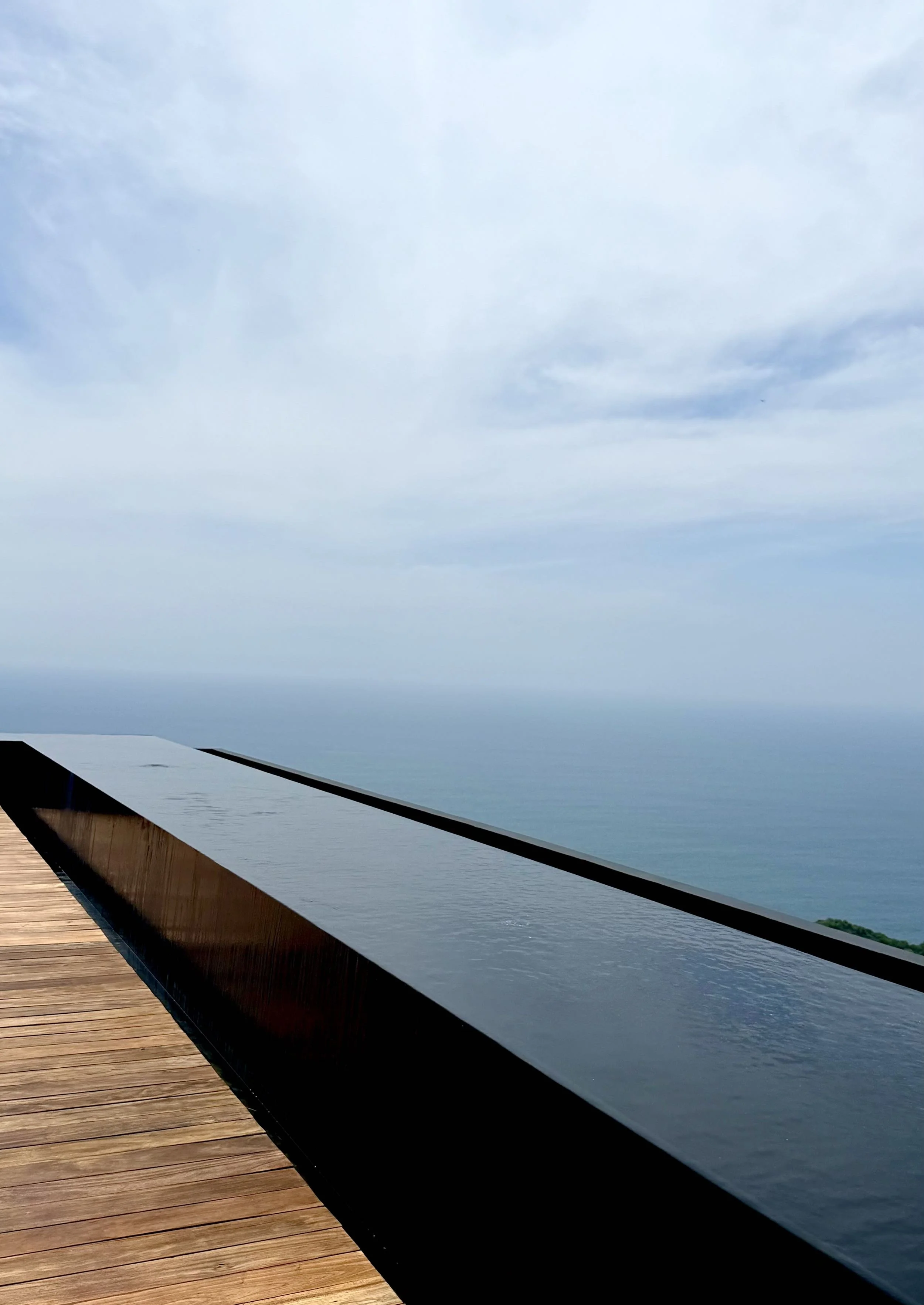 Canal de agua con vista hacia el Mar de Cortes en Signature Suite de Encanto Acapulco. Detalle Arquitectónico