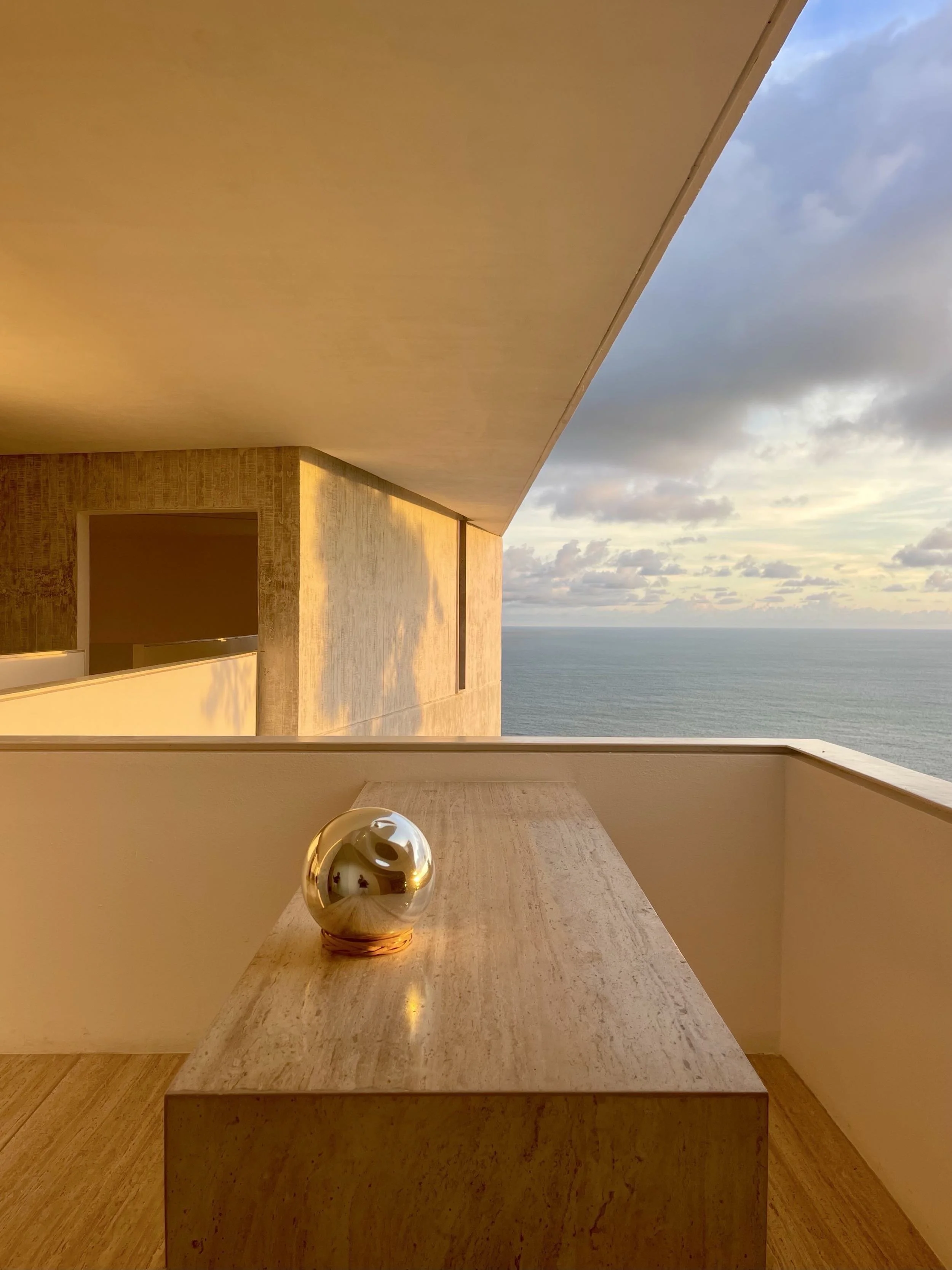 Terraza minimalista de materiales austeros y diseño de autor en el hotel boutique Encanto Acapulco.