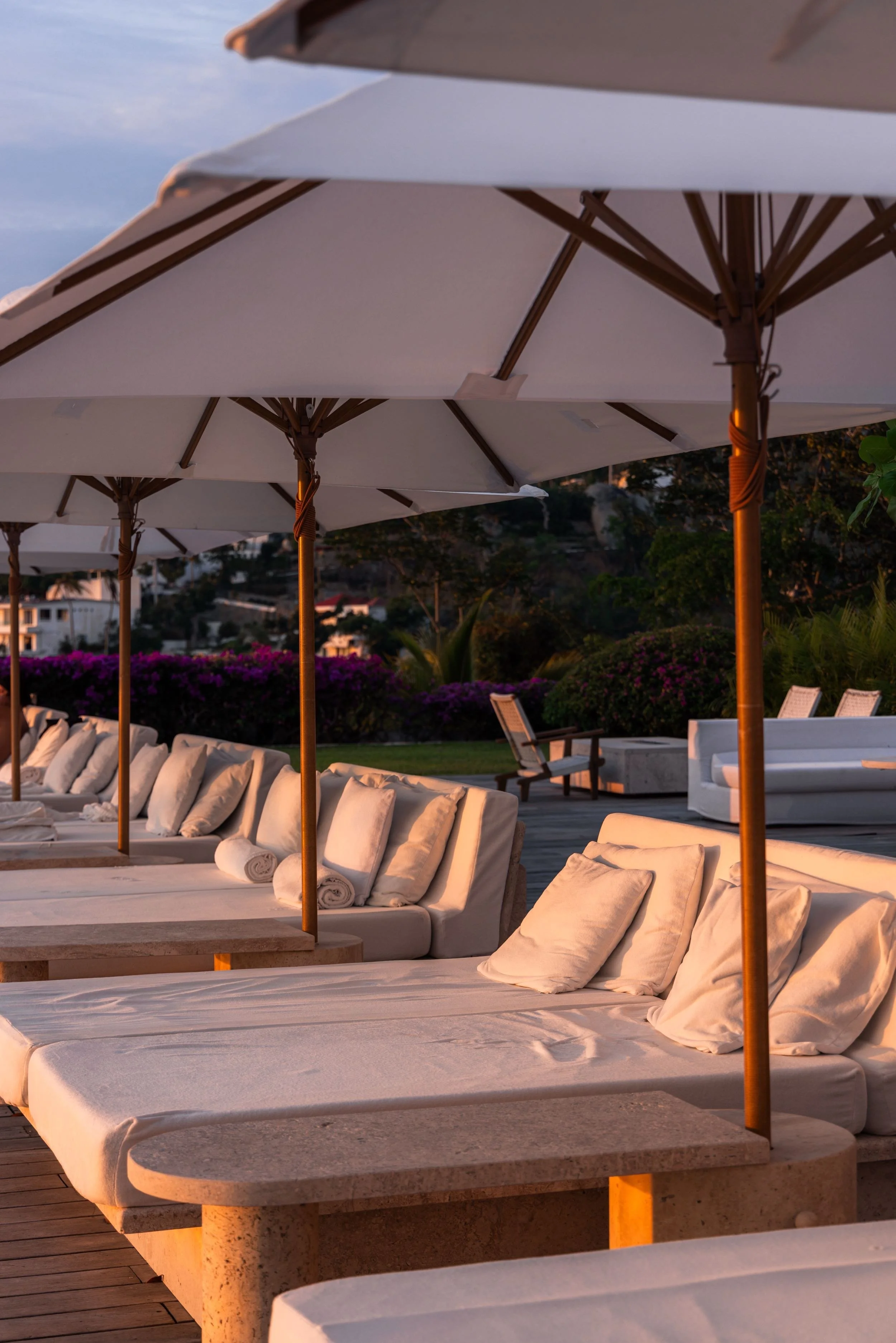 Área de relajación y confort premium con camastros frente al paisaje natural en el hotel boutique Encanto Acapulco.