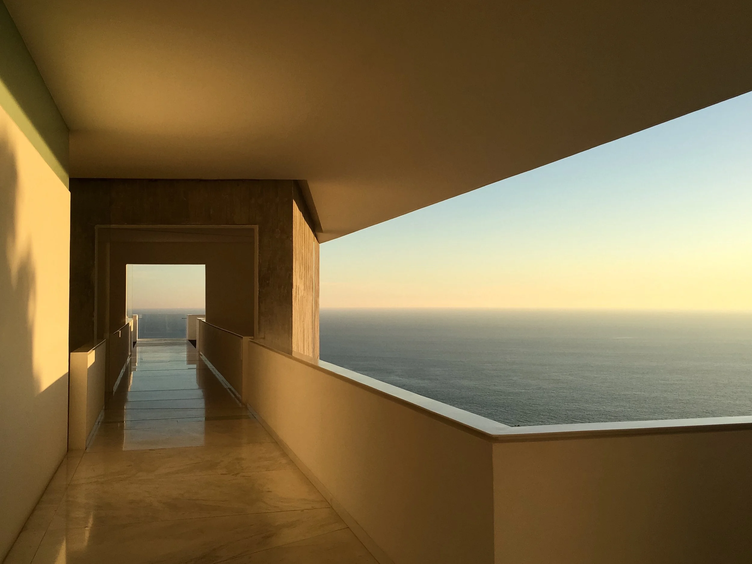 Terraza lineal y pasillo minimalista sobre el océano en Hotel Encanto Acapulco. Espacio de contemplación en el Pacífico.