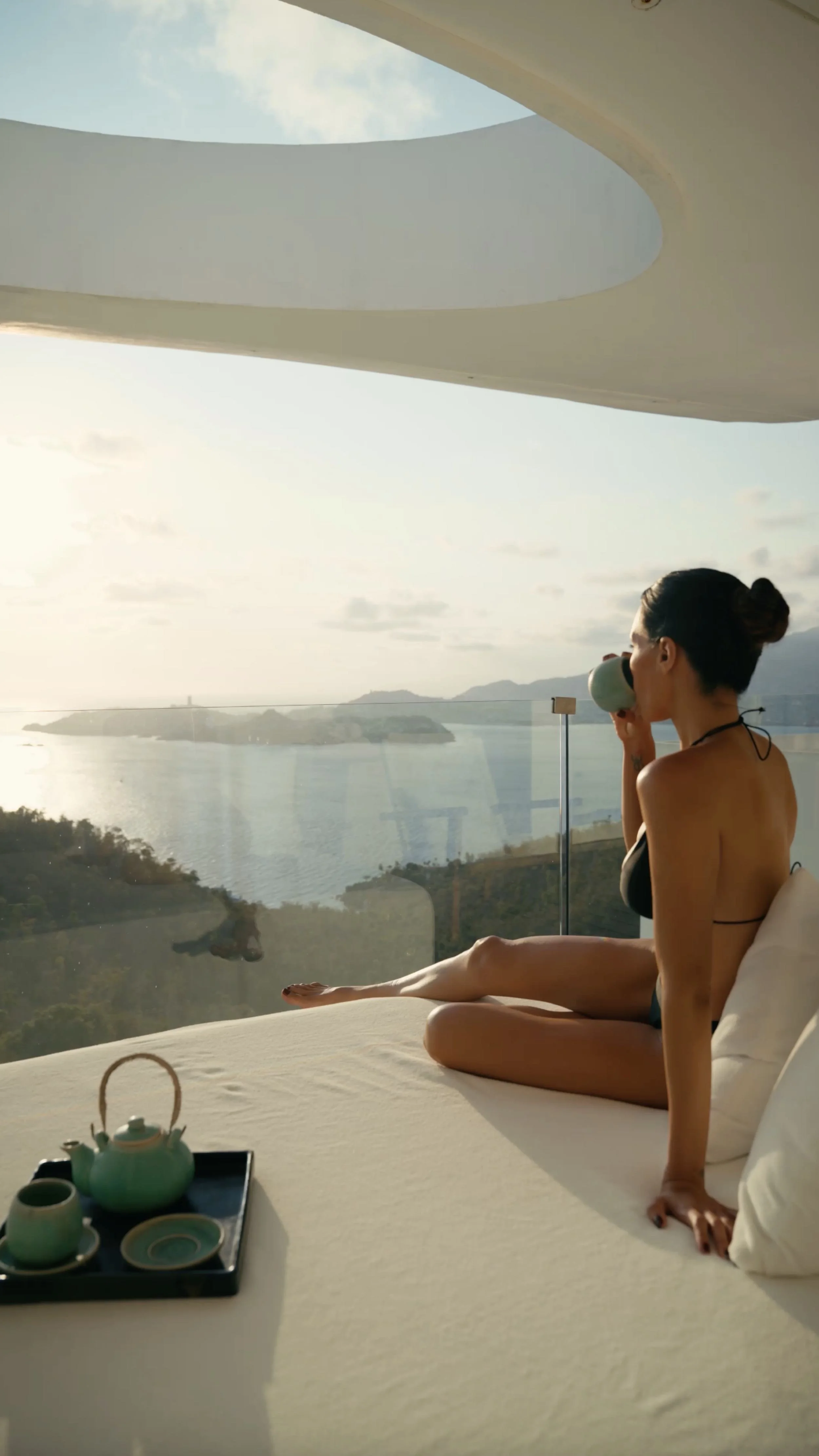 Huésped descansando con té frente al horizonte de Brisas Marqués en Hotel Encanto Acapulco. Atmósfera sutil de calma.