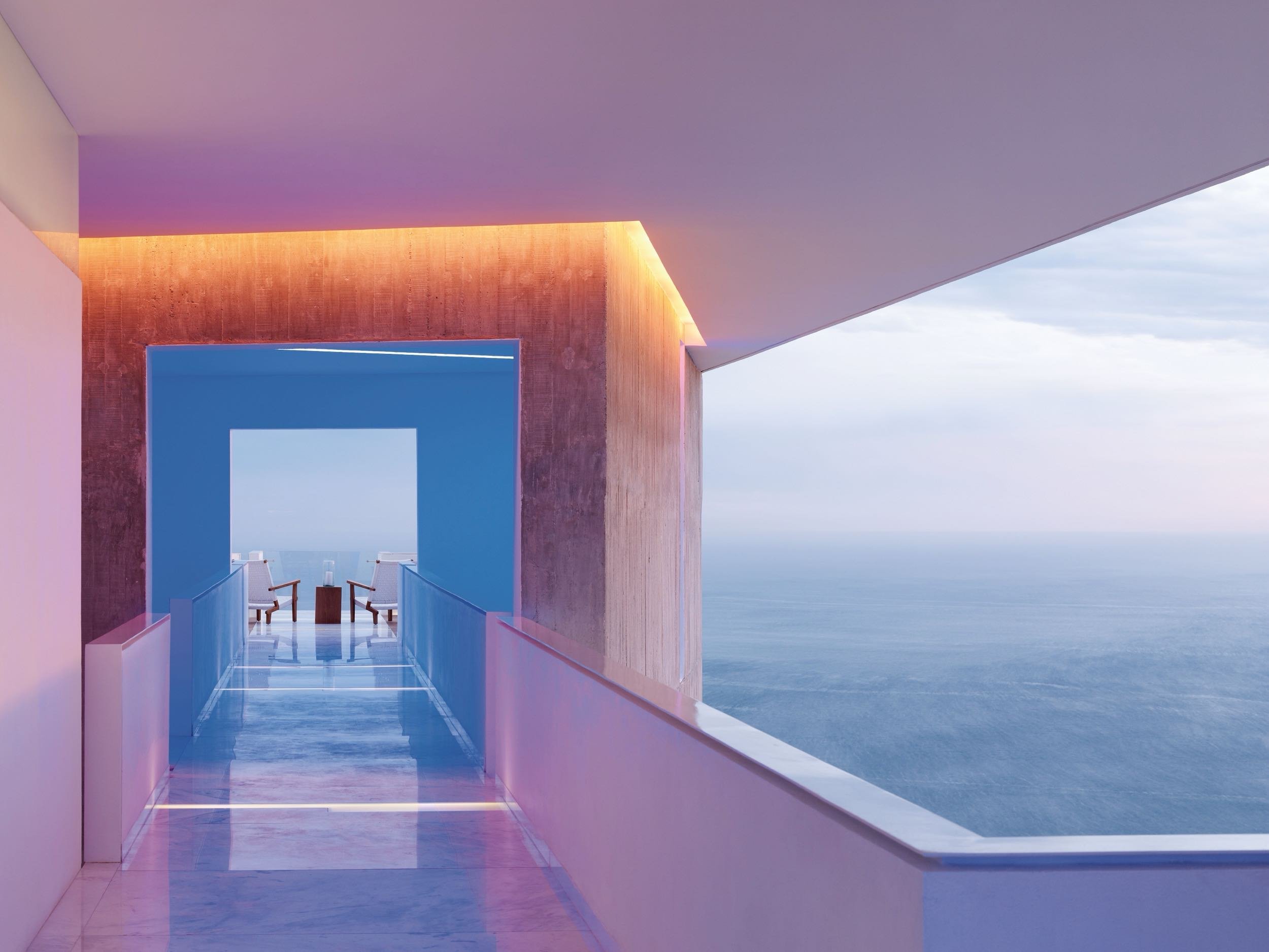 Arquitectura contemporánea de Miguel Ángel Aragonés en la fachada de Hotel Encanto Acapulco. Fotografía de Joe Fletcher. Juego cromatico de luces que evoca la arquitectura de Luis Barragan.