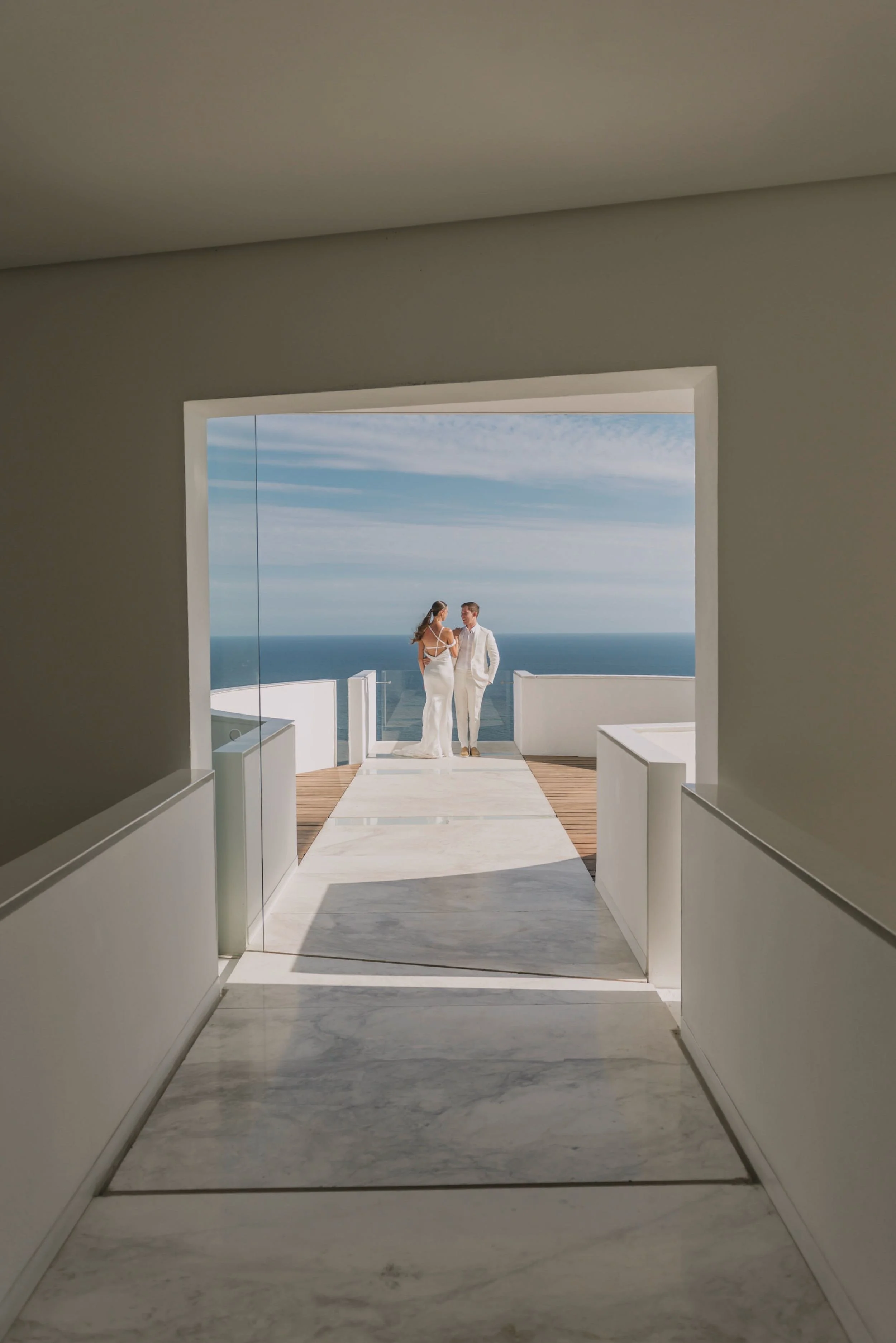 Novios frente al Pacífico enmarcados por la geometría de Hotel Encanto Acapulco. Líneas puras para atrapar el horizonte.
