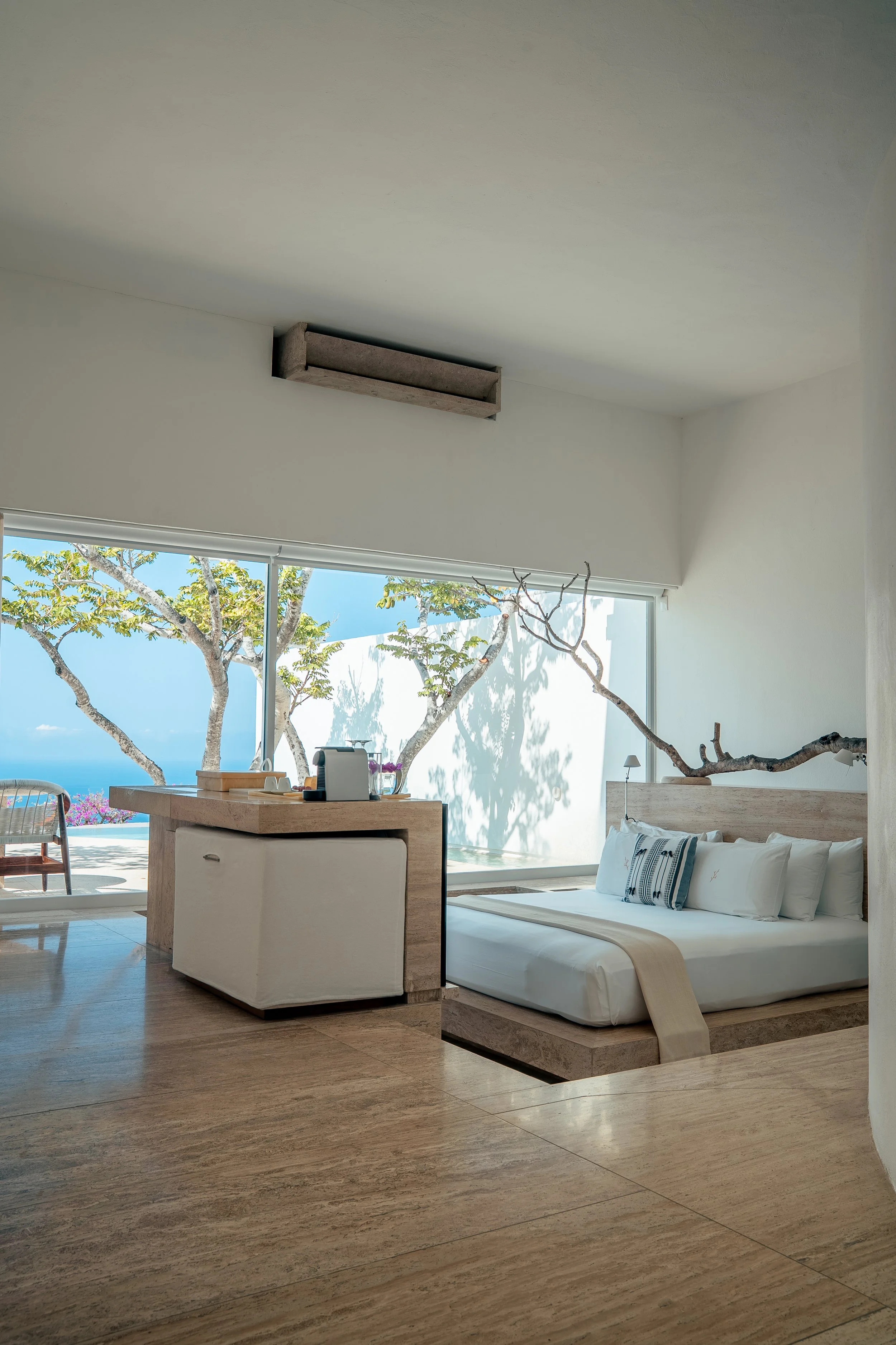 Espacio minimalista monolítico con vista al Pacífico en Hotel Encanto Acapulco. Arquitectura de Miguel Ángel Aragonés.
