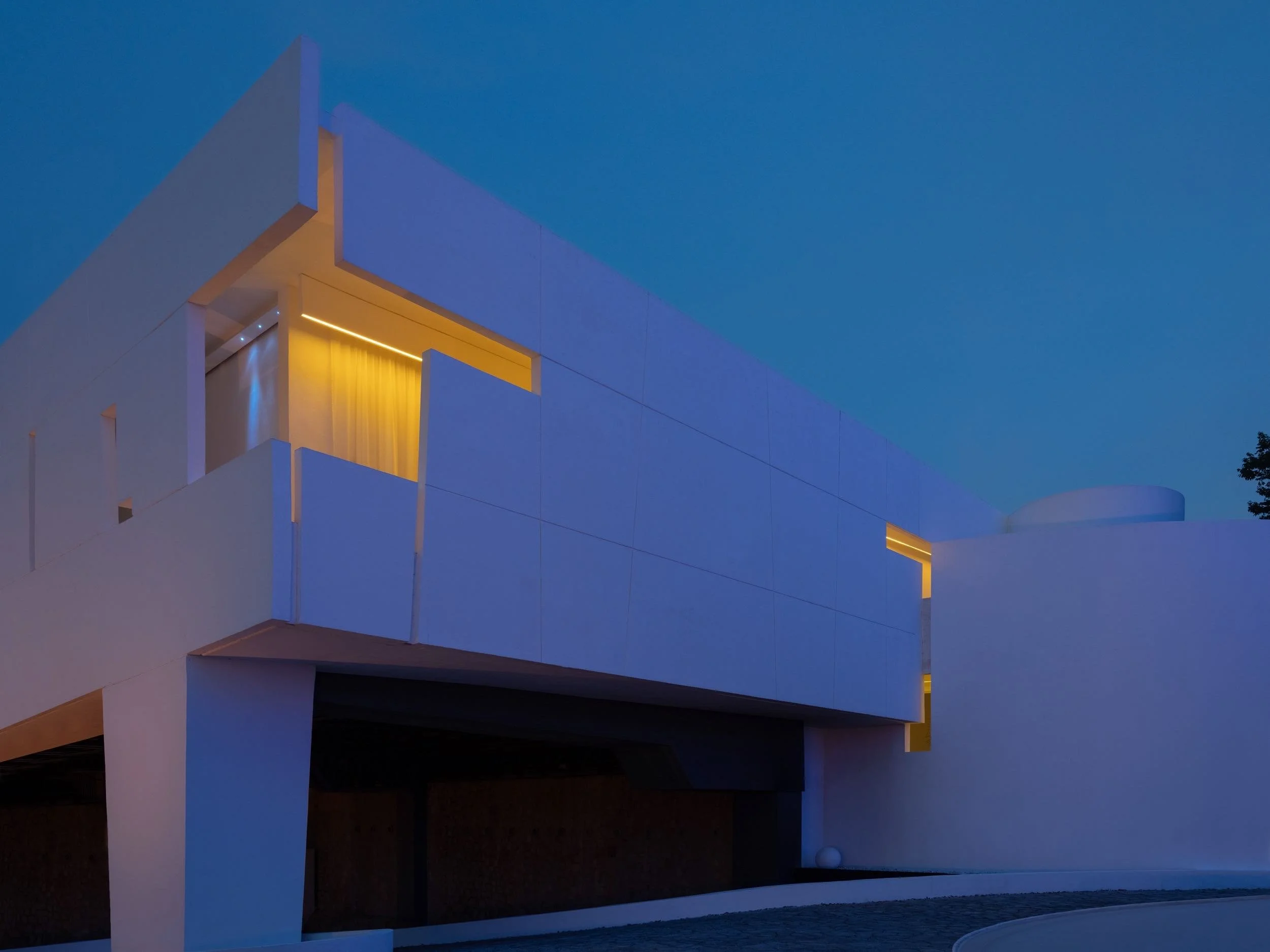 Perspectiva exterior del vano deconstruido y juego  de luces y sombras nocturnas en la arquitectura de autor de Encanto Acapulco.