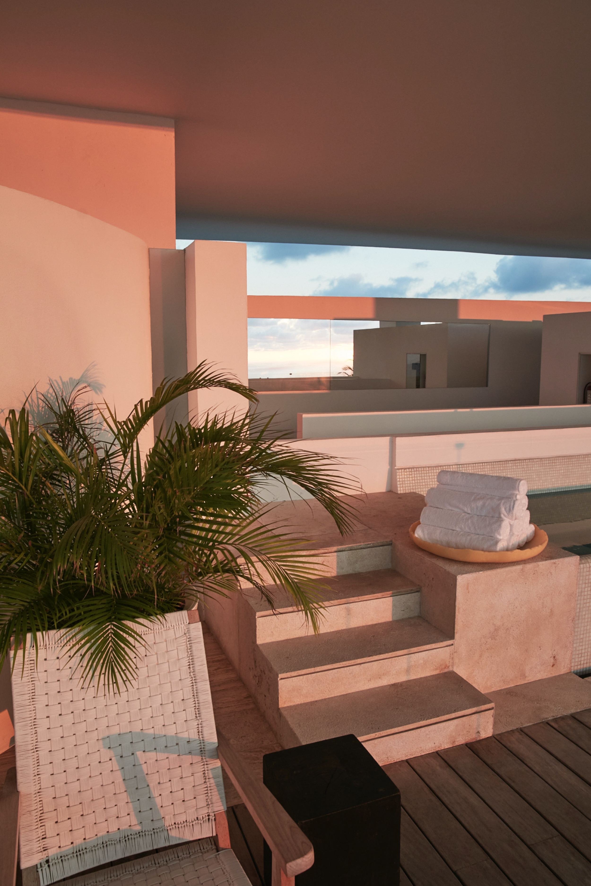 Escalinatas de piedra y vegetación tropical integradas al diseño geométrico de Encanto Acapulco.