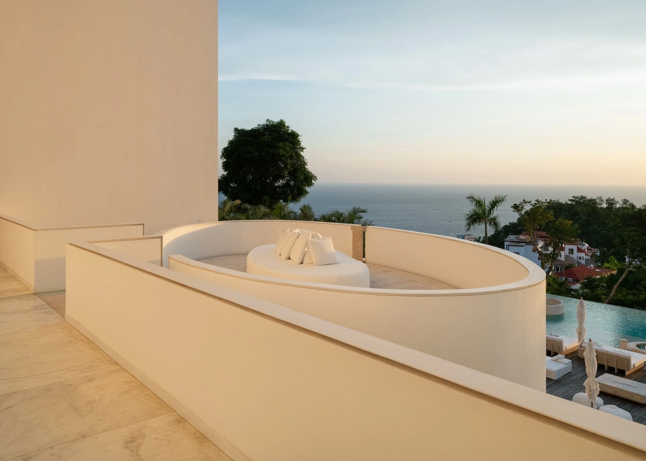 Sofa en terraza minimalista de materiales austeros y diseño de autor en el hotel boutique Encanto Acapulco. Arquitectura Taller Aragonés
