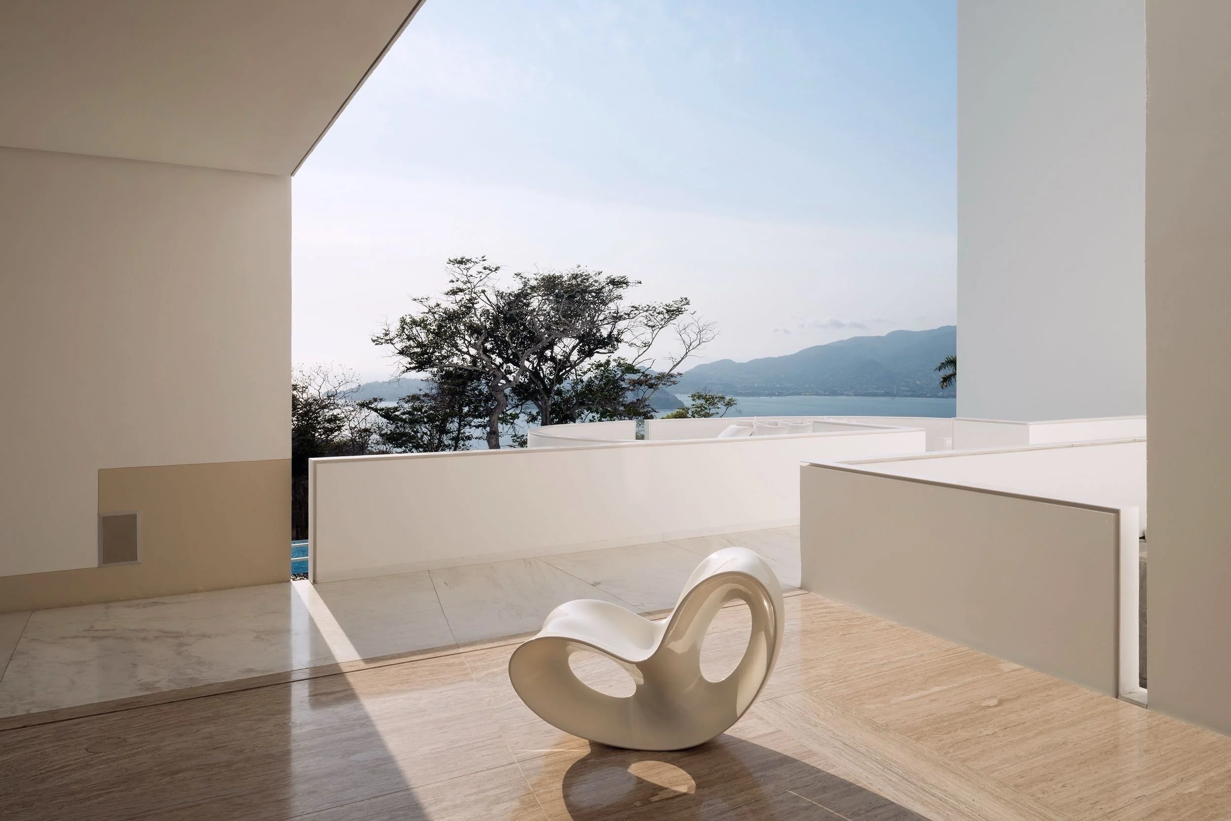 Terraza exclusiva con vista panorámica al mar Pacífico en el resort boutique Encanto Acapulco. Fotografía de Joe Fletcher.