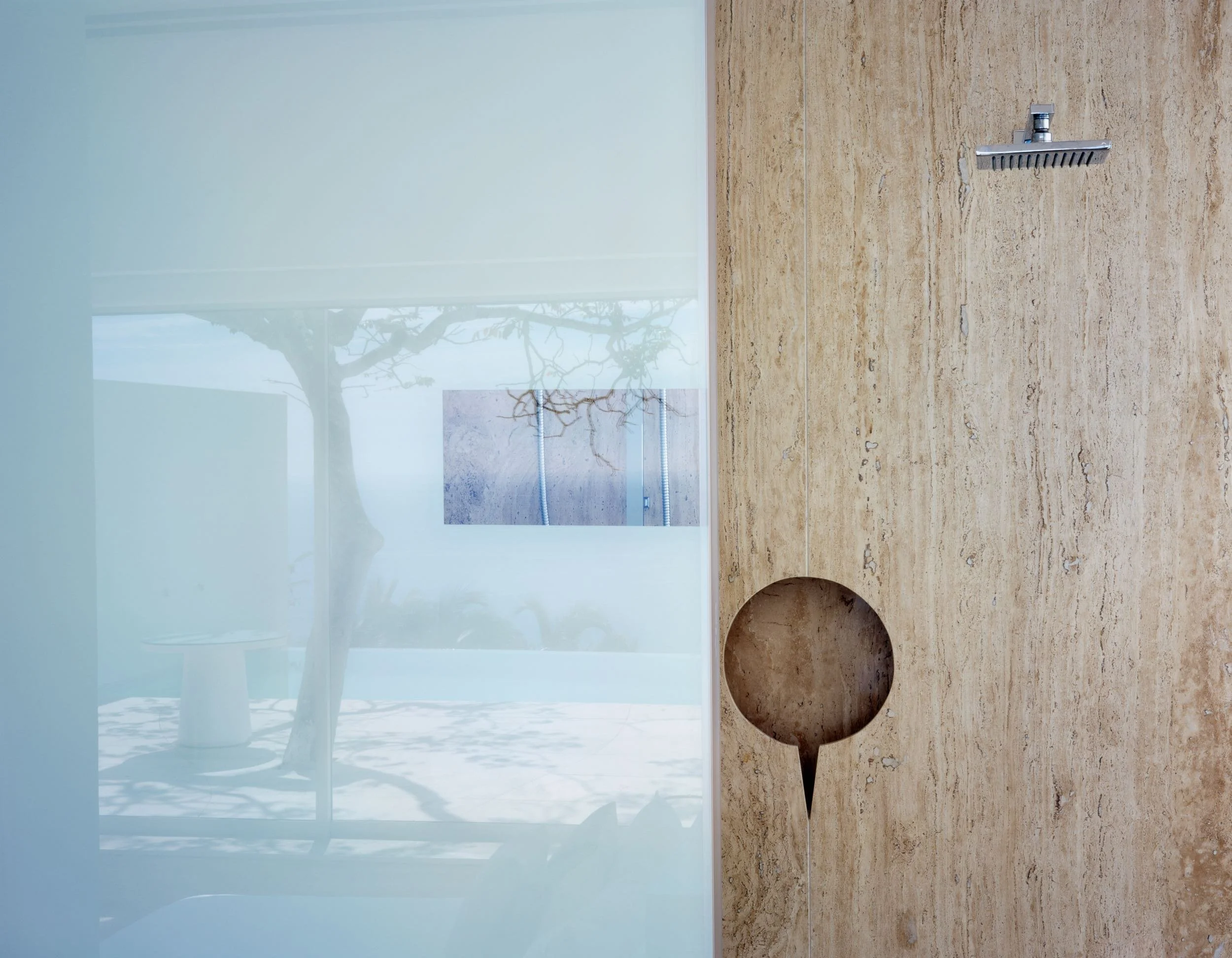 Detalle de carpintería y apertura al horizonte marino desde Ocean Pool Villa de Hotel Encanto en Brisas Marqués.