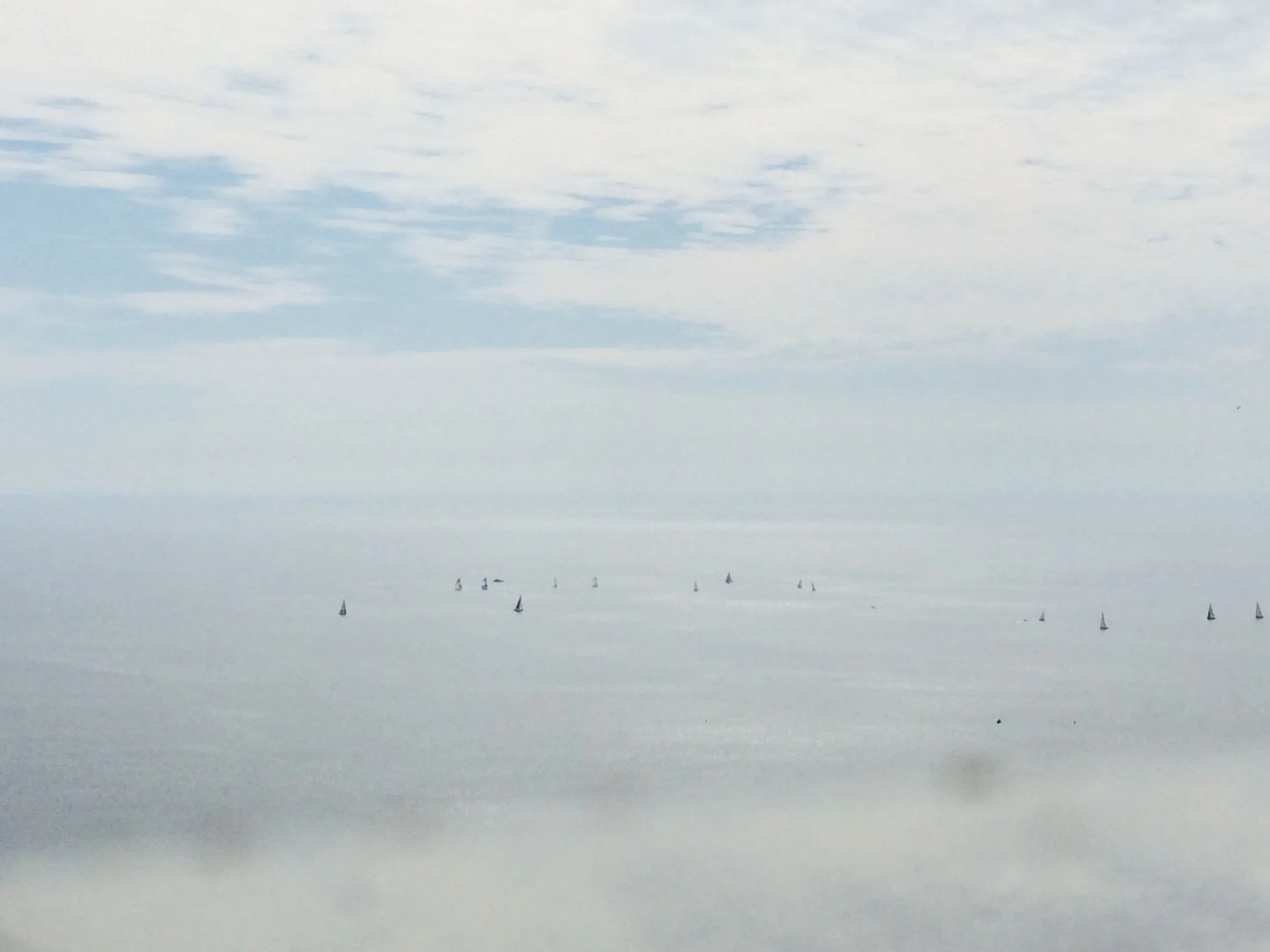 Arquitectura suspendida frente al horizonte y la bruma del océano Pacífico en Encanto Acapulco.