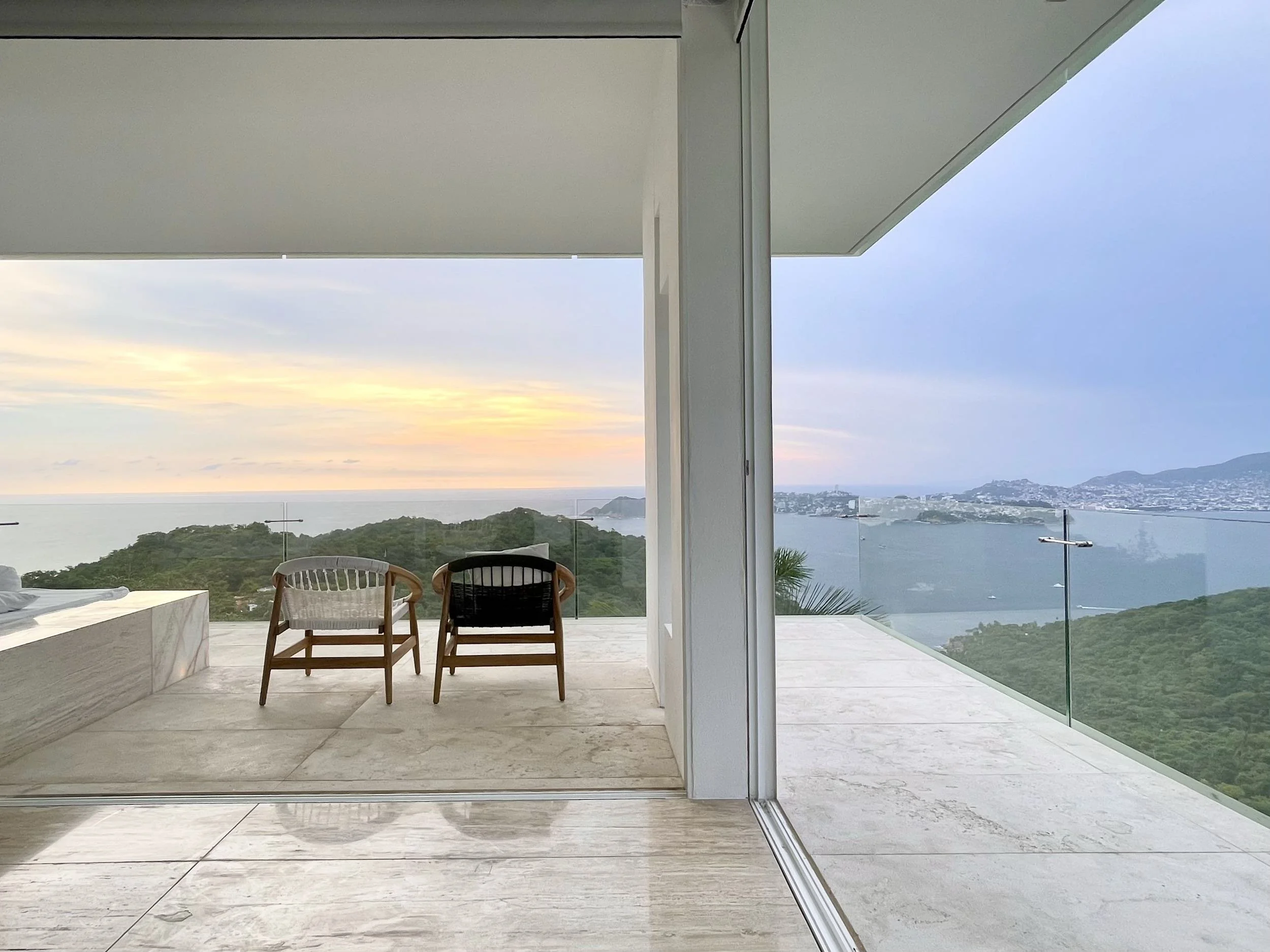 Terraza privada de la Ocean Designer Suite en Hotel Encanto Acapulco. Vista panorámica y contemplación del océano.
