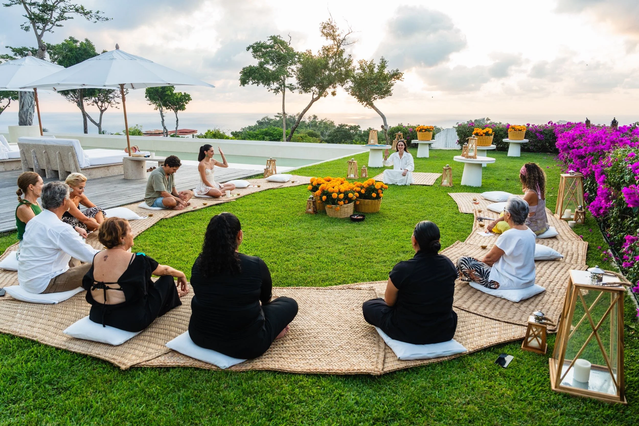 Círculo de contemplación al ocaso en Hotel Encanto Acapulco. Prácticas espirituales inmersas en el entorno de Brisas Marqués.