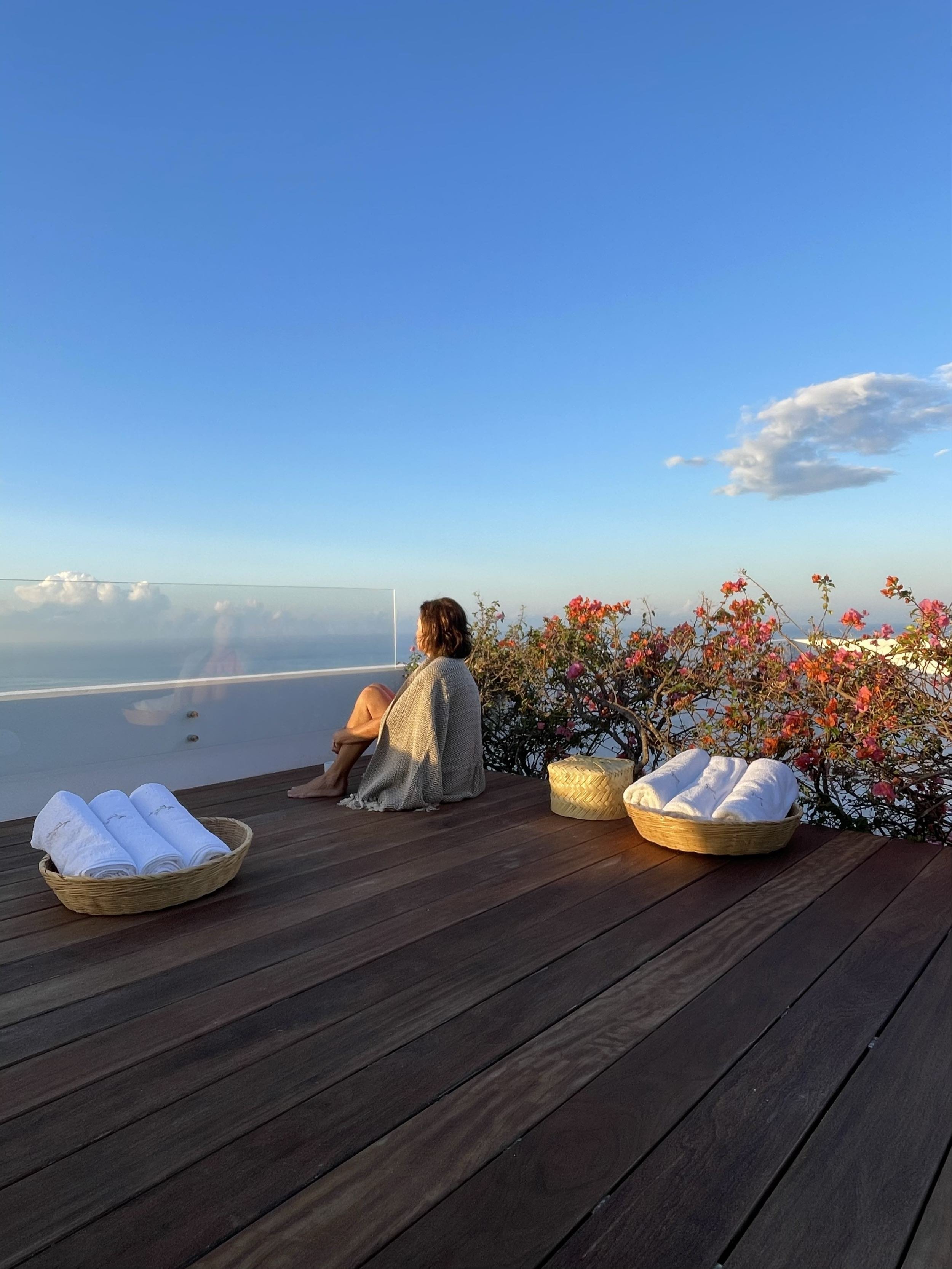 Huésped contemplando el atardecer en el Sunset Deck de Encanto Acapulco, pulsión por el mar de Brisas Marqués.