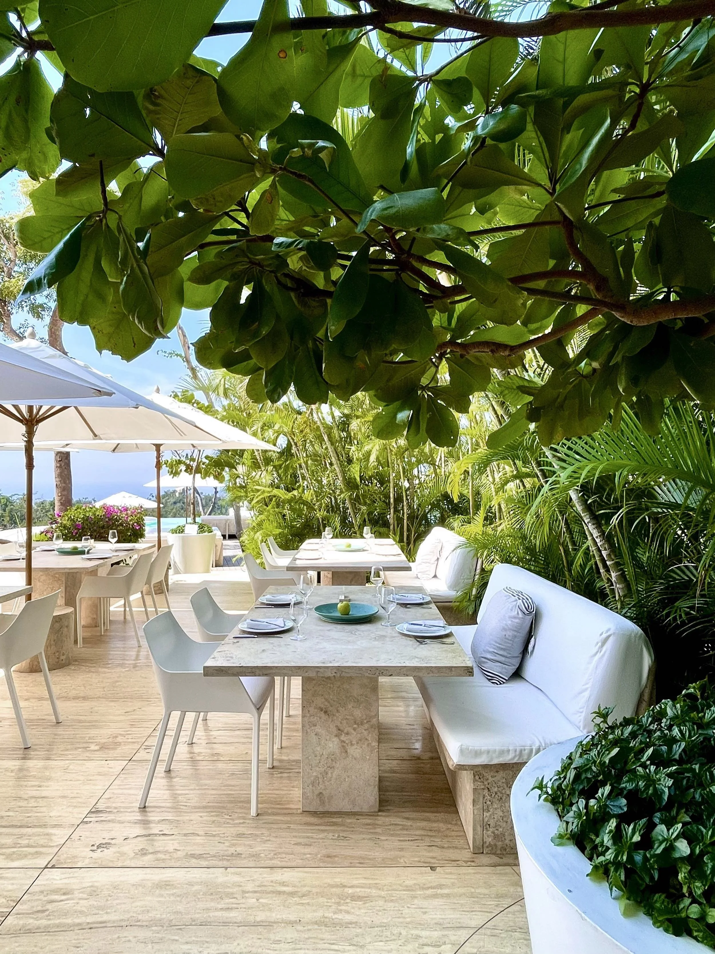 Mesas al aire libre rodeadas de frescura marina en Brisas Marqués. Hotel Encanto Acapulco por Aragonés.