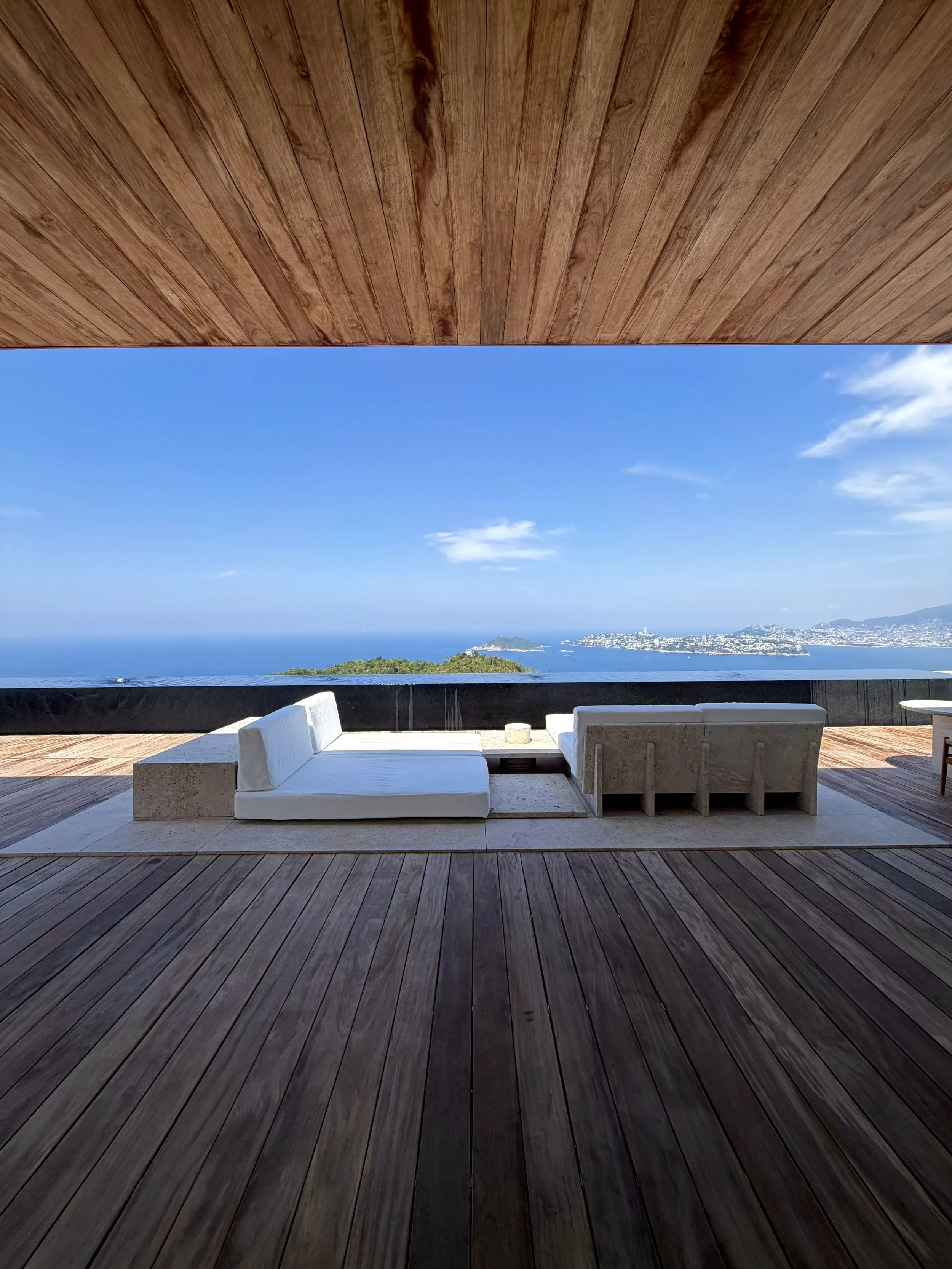 Deck de madera natural en Terraza en Signature Suite de Hotel Encanto. Espacio exterior con vista 180 grados hacia la bahía de Acapulco.