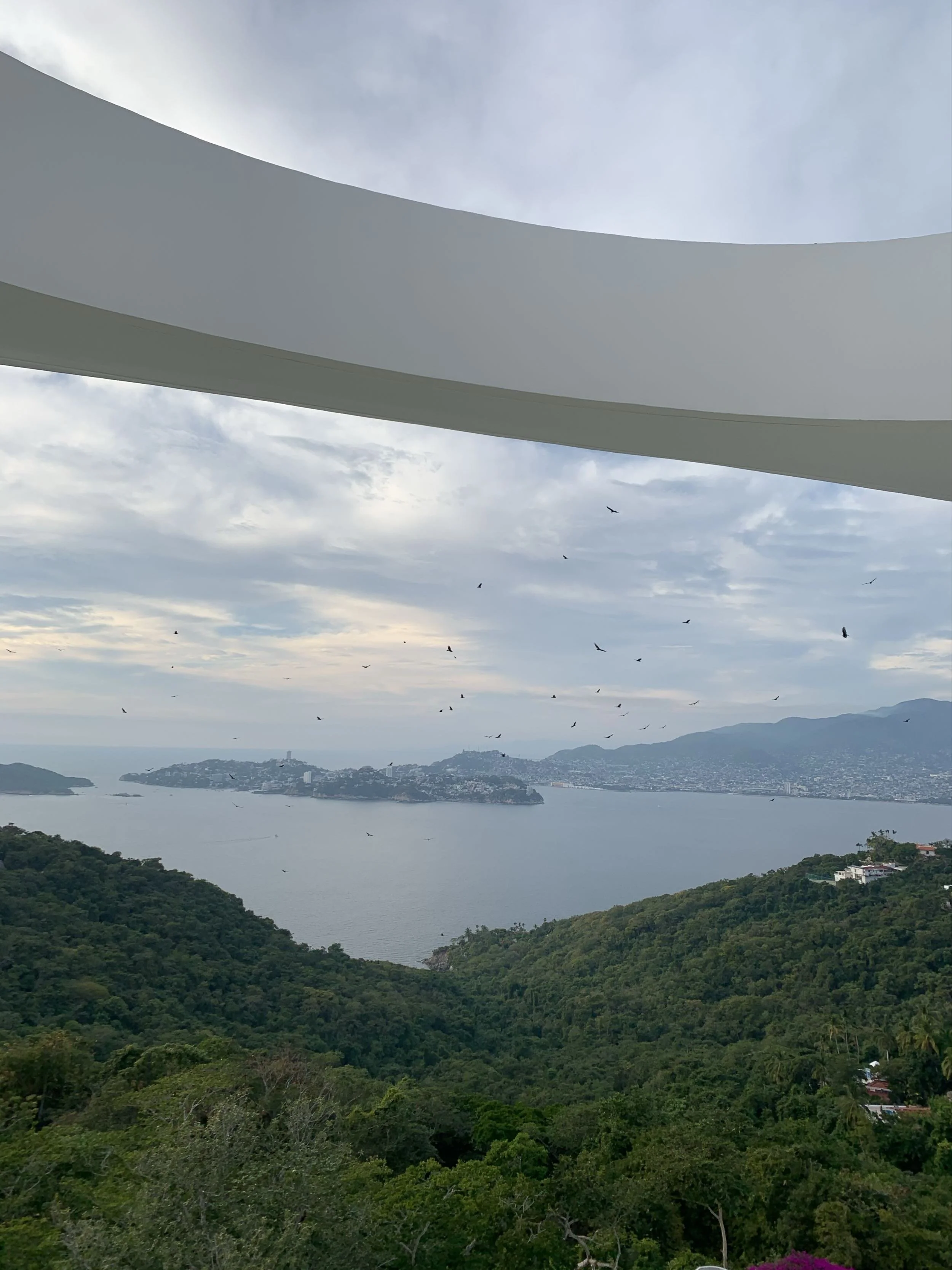 Contemplación diurna del mar y la costa de Acapulco desde las terrazas superiores de Encanto por Aragonés.