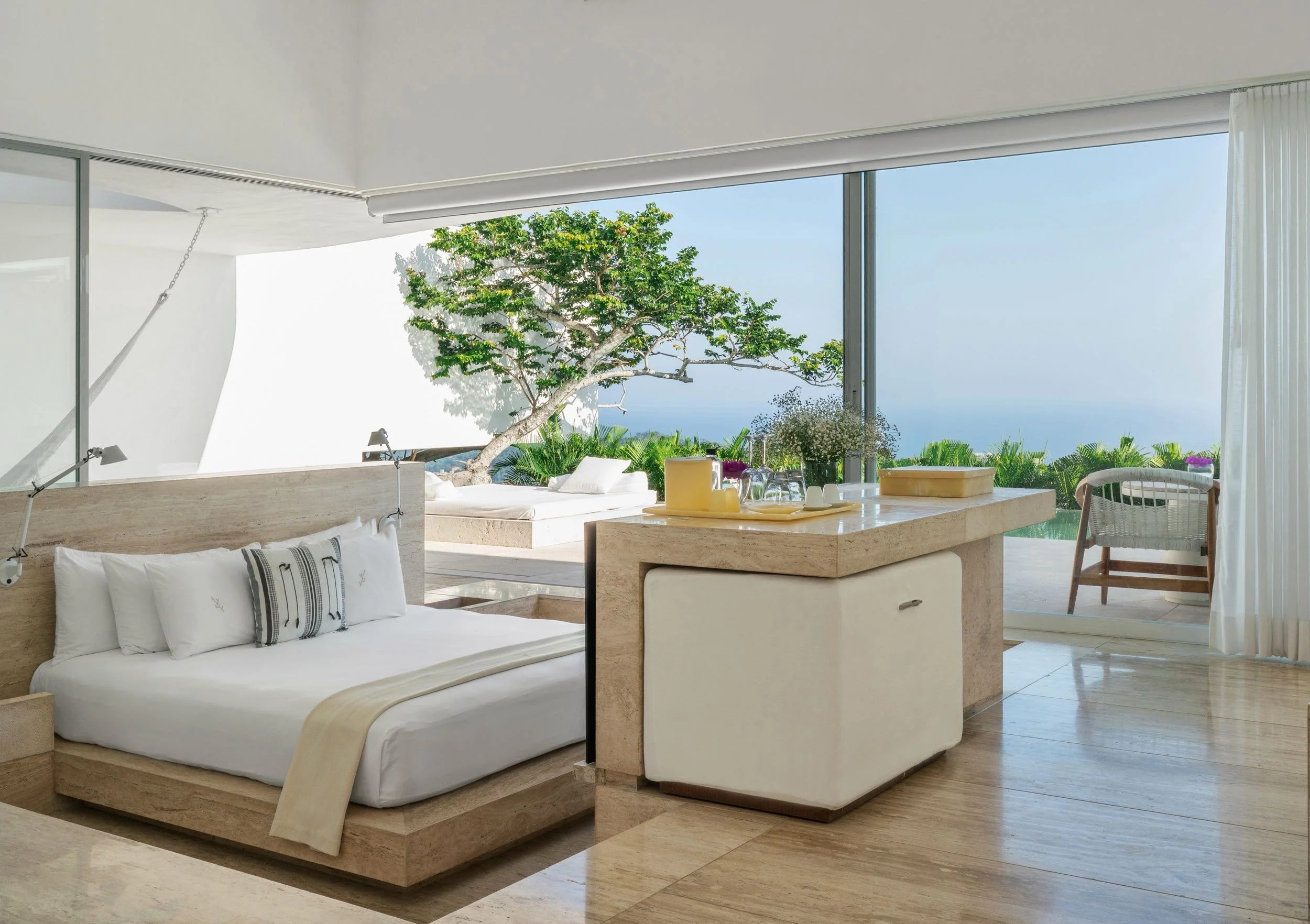 Arquitectura con vista interior de la Ocean Encanto Villa en Hotel Encanto Acapulco. Espacio abierto a escala humana frente al océano.