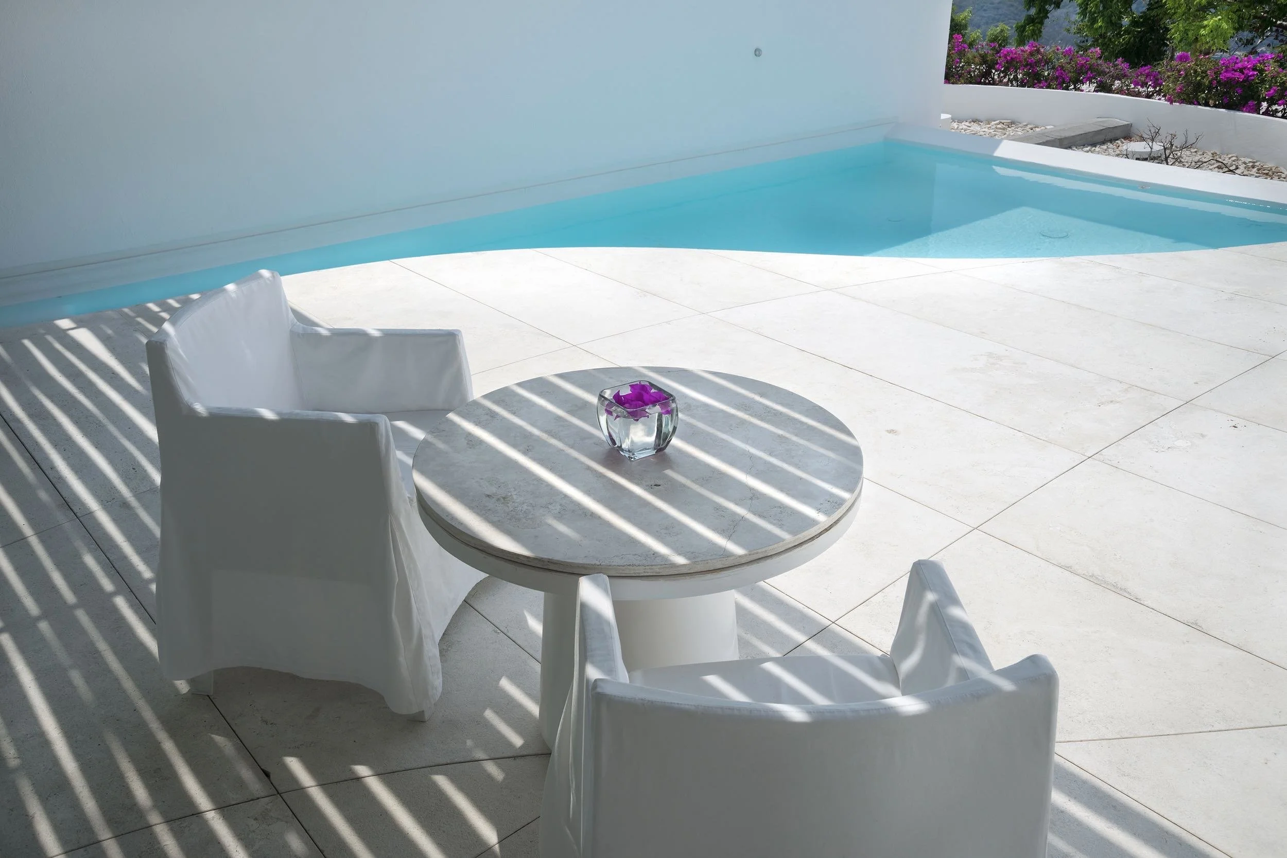 Mesa exterior junto a la piscina privada en Ocean Pool Villa de Hotel Encanto. Contemplación directa del océano.