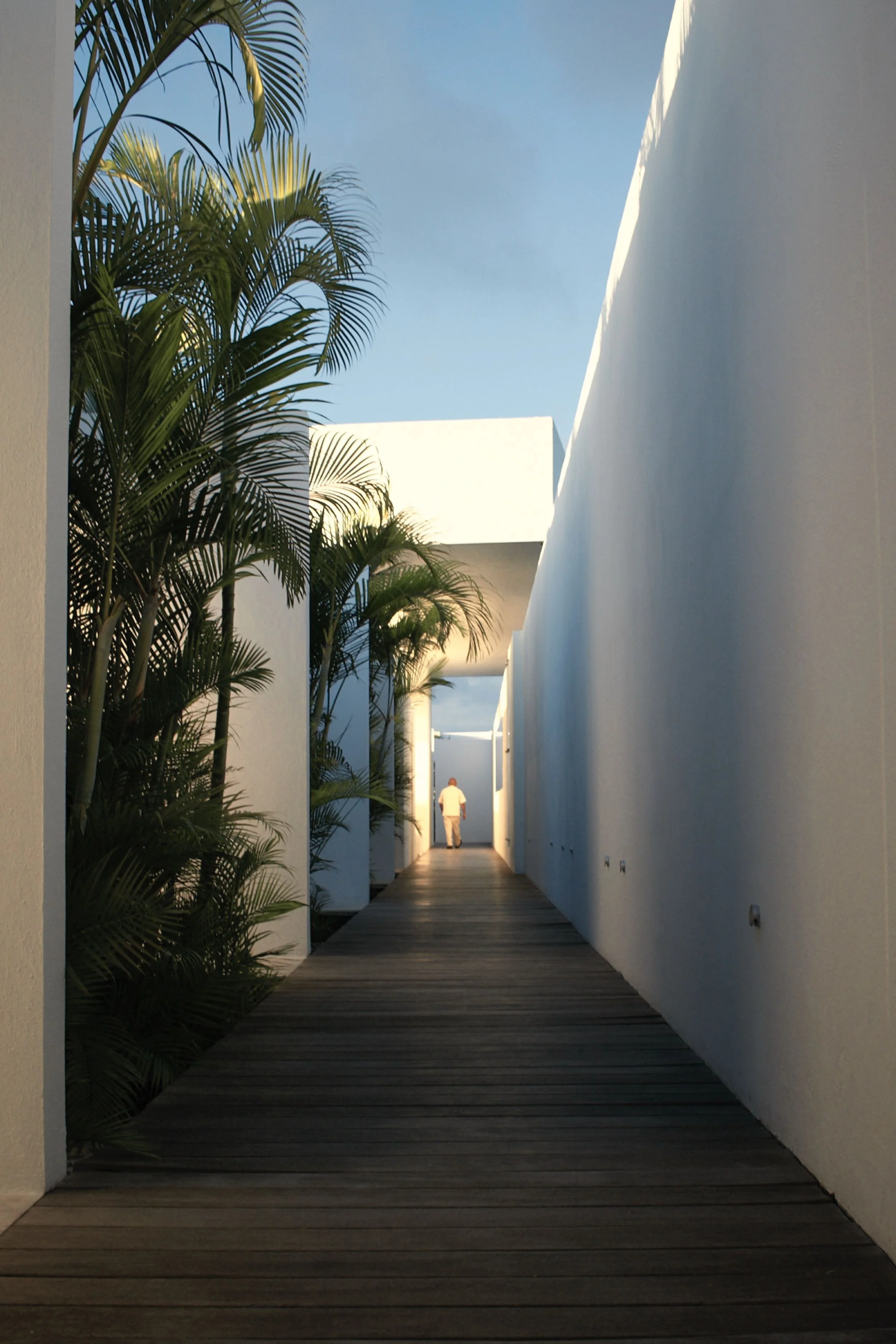 Pasillo de madera con iluminación natural cenital en el interior del Spa Mar Abierto en Encanto Acapulco.