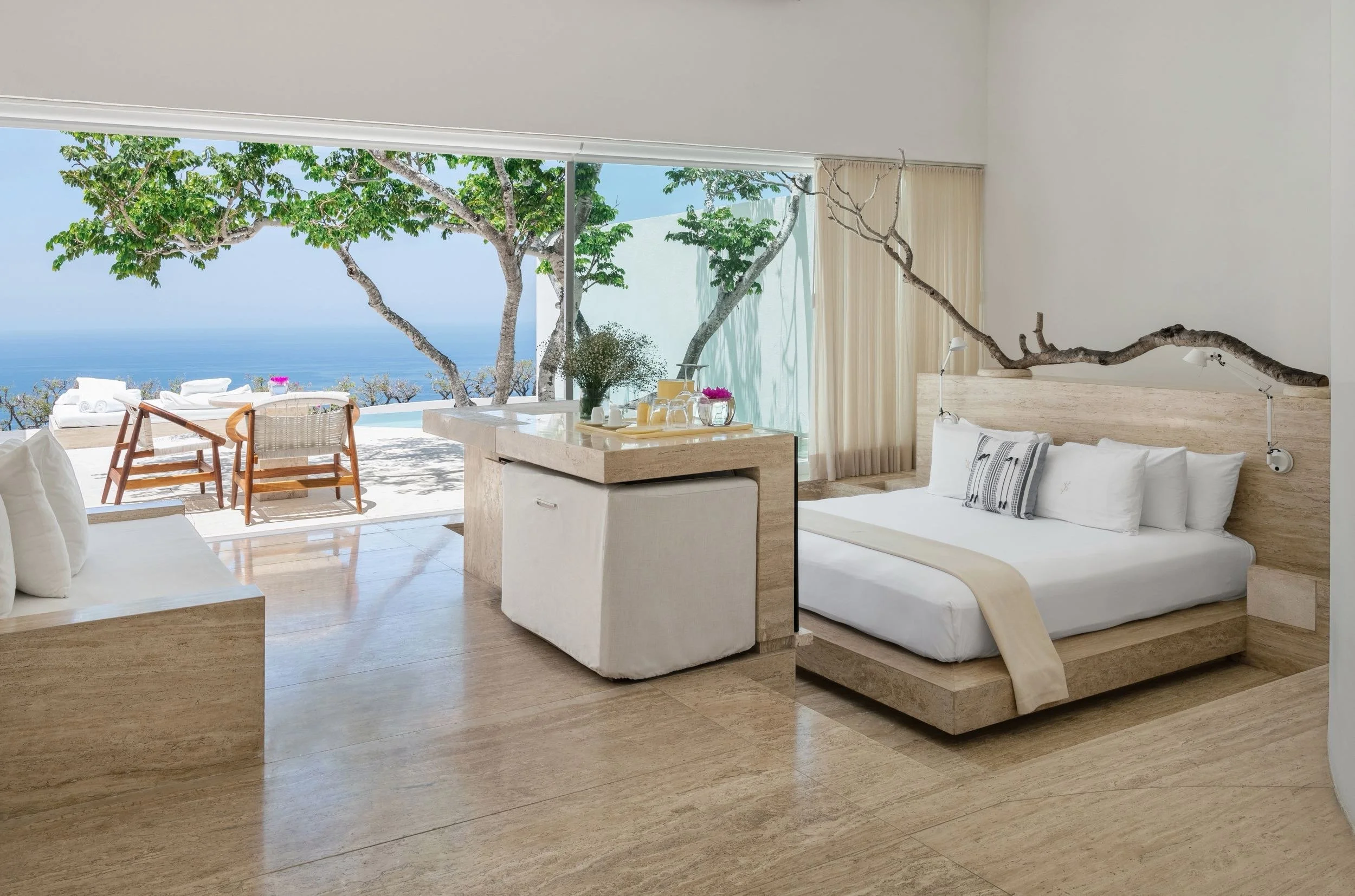 Habitación con Terraza privada de diseño moderno frente al mar en una suite exclusiva de Encanto Acapulco.