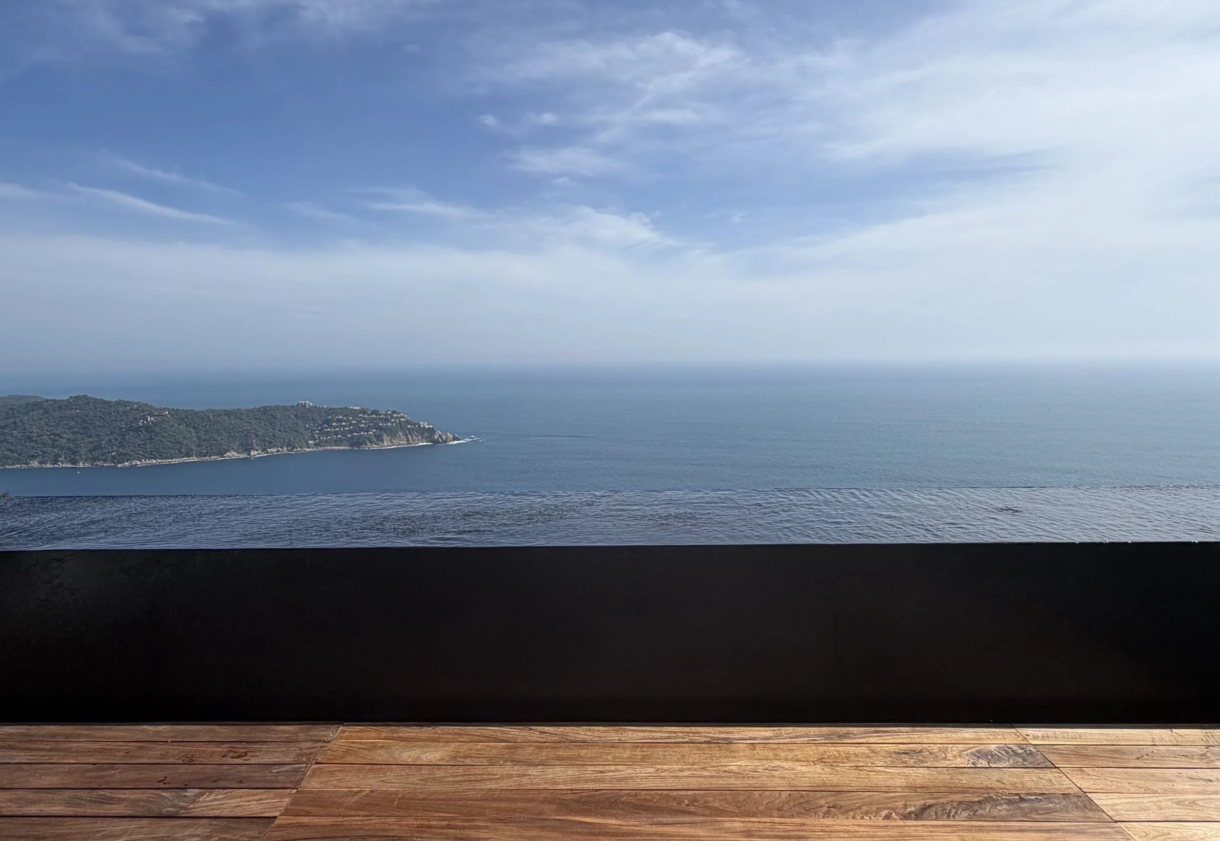 Espejo de agua con vista hacia el Mar de Cortes en Signature Suite de Encanto Acapulco. 