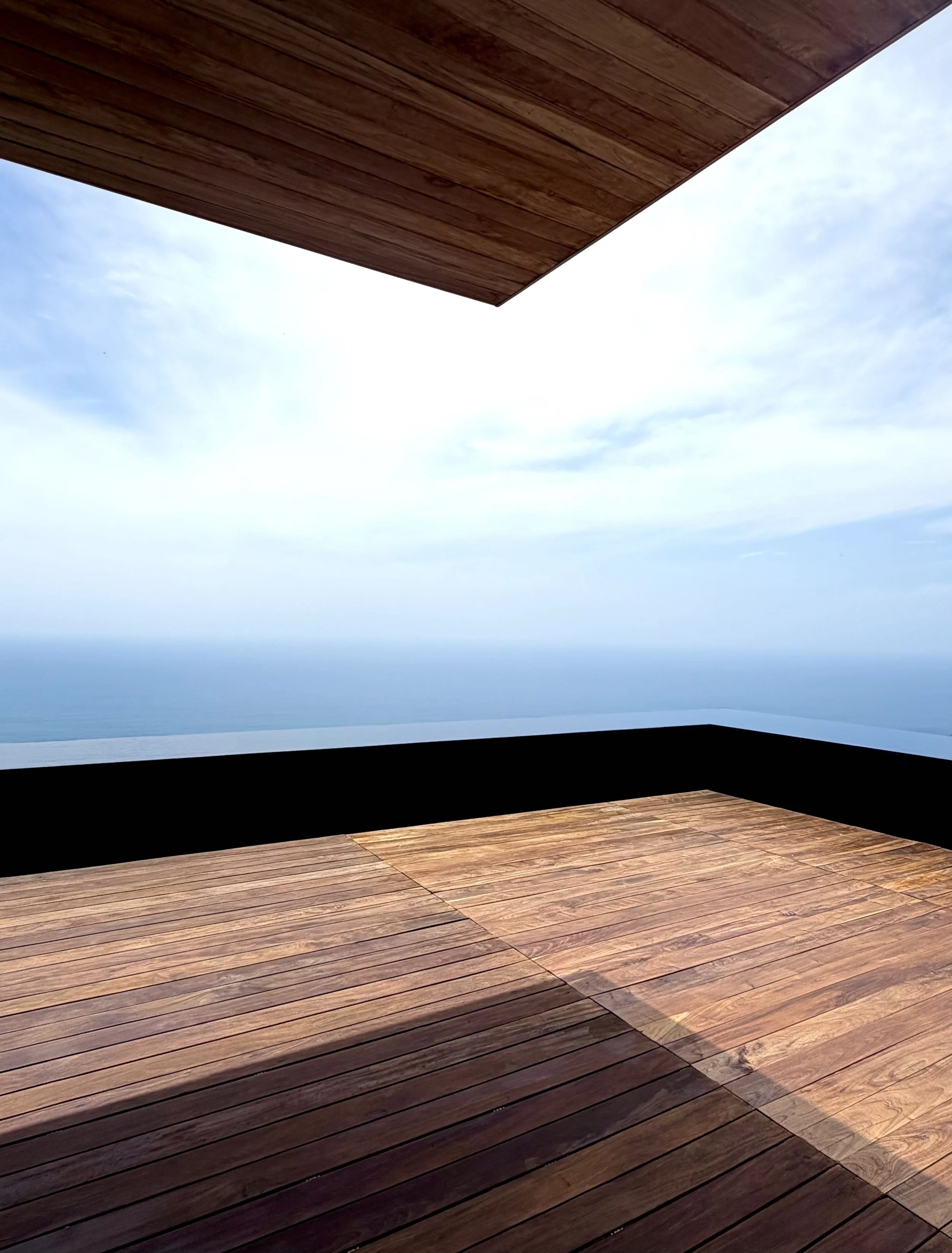 Detalle Arquitectónico, deck de madera natural con vista hacia el Mar de Cortes en Signature Suite de Encanto Acapulco. 