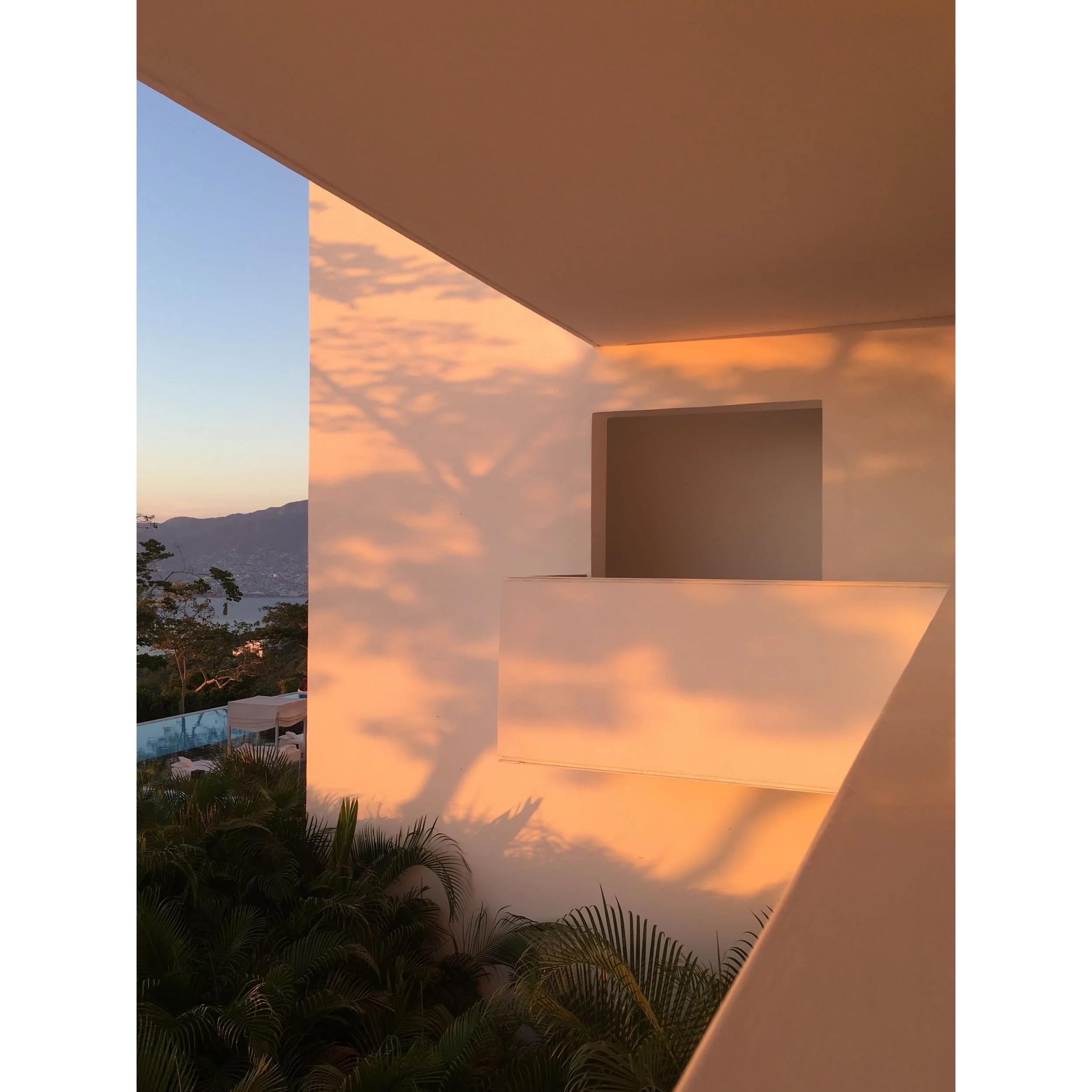 Geometría de Aragonés enmarcando el atardecer sobre la alberca negra, donde el tiempo se suspende.