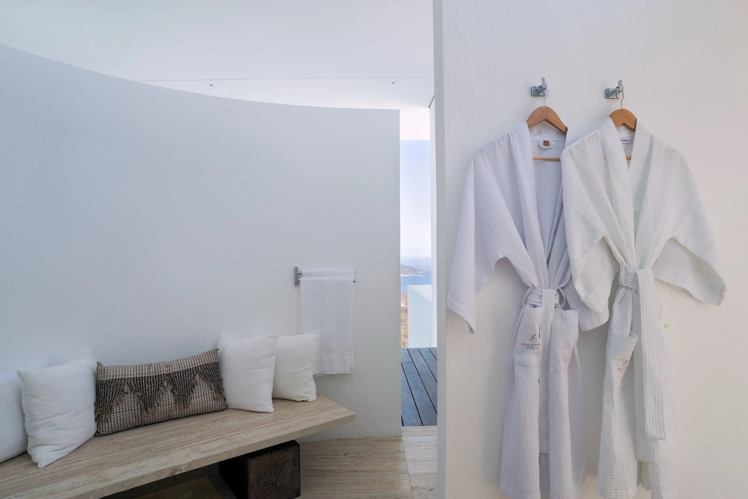 Batas en el vestidor de Spa Mar Abierto en Encanto Acapulco, espacio de líneas puras concebido por Miguel Ángel Aragonés.
