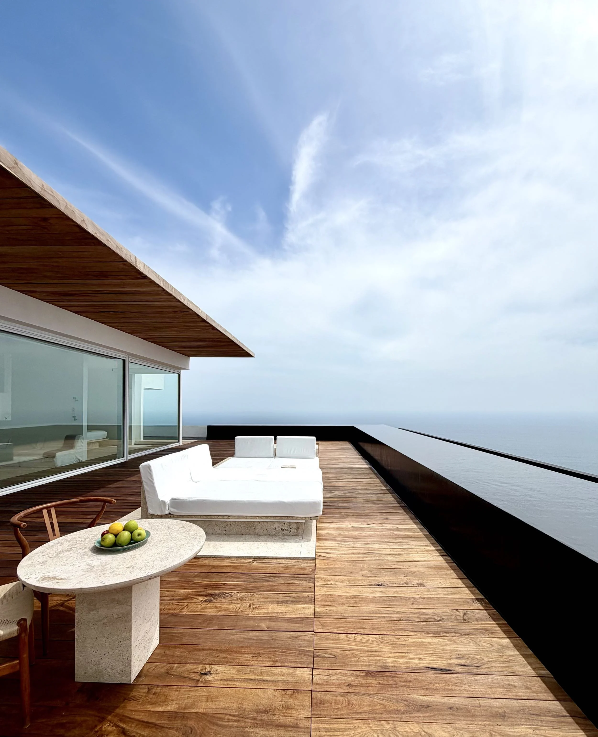 Deck de madera natural en Terraza en Signature Suite de Hotel Encanto. Espacio exterior con vista 180 grados hacia el mar de cortes y espejo de agua perimetral
