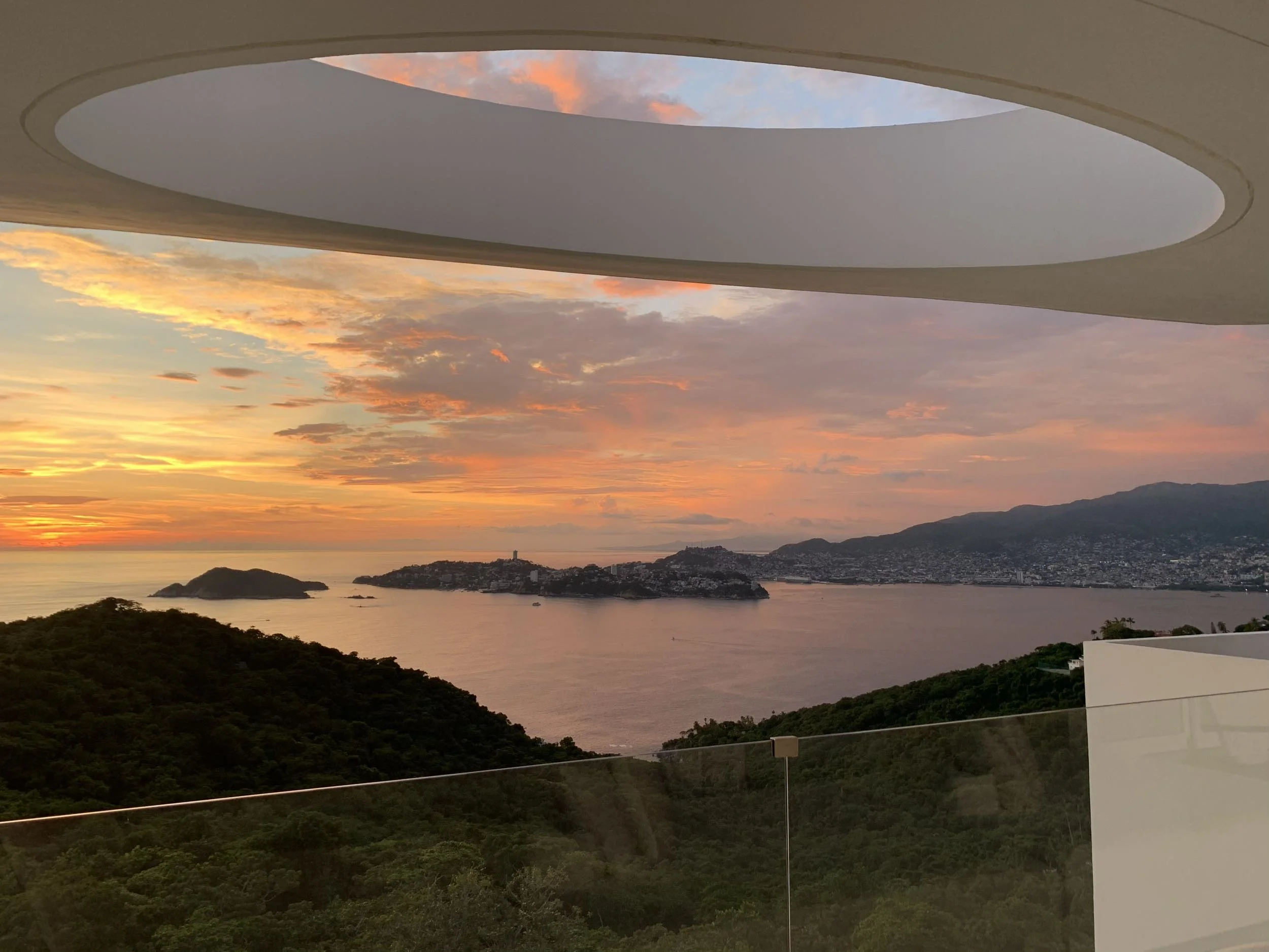Océano Pacífico y bahía de Acapulco enmarcados por las estructuras curvas icónicas del Taller Aragonés.