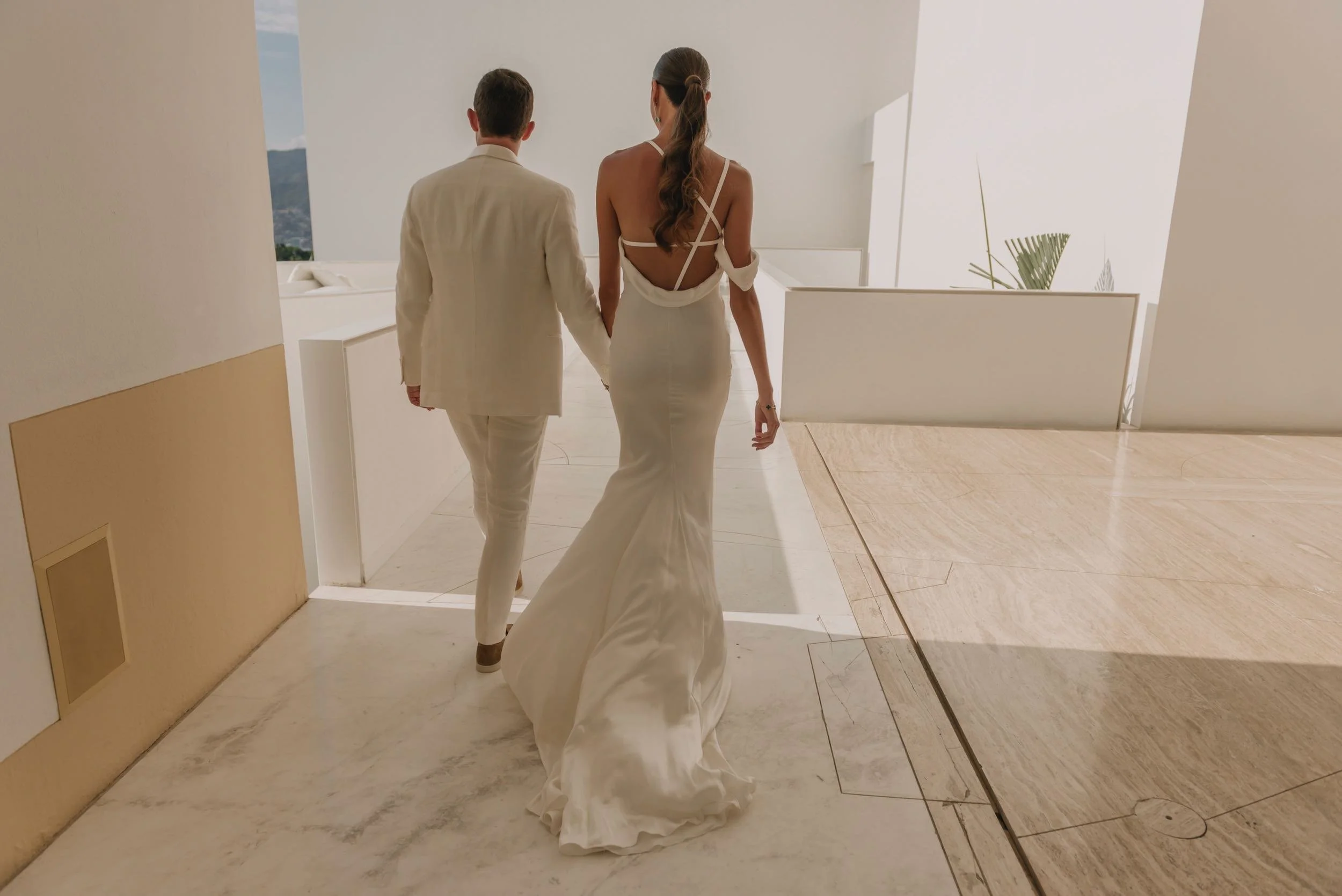 Novios bajo la apertura circular del techo en Hotel Encanto Acapulco. Diálogo sutil de la escala humana con la luz del día.