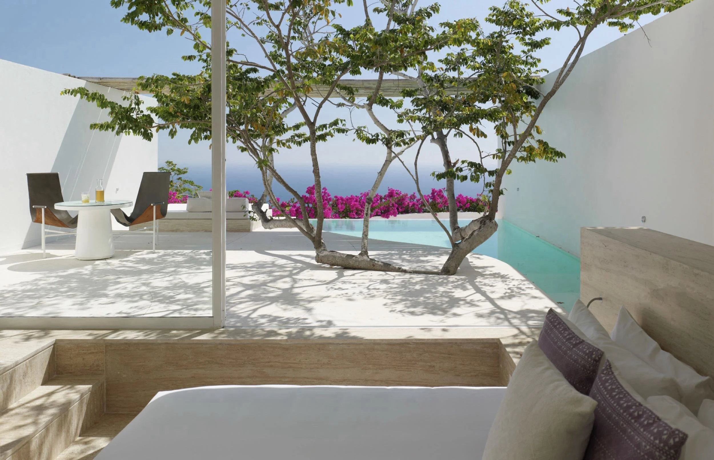 Terraza exclusiva con vista panorámica al mar Pacífico en el resort boutique Encanto Acapulco. Fotografía de Joe Fletcher. Arbol en terraza y piscina. 