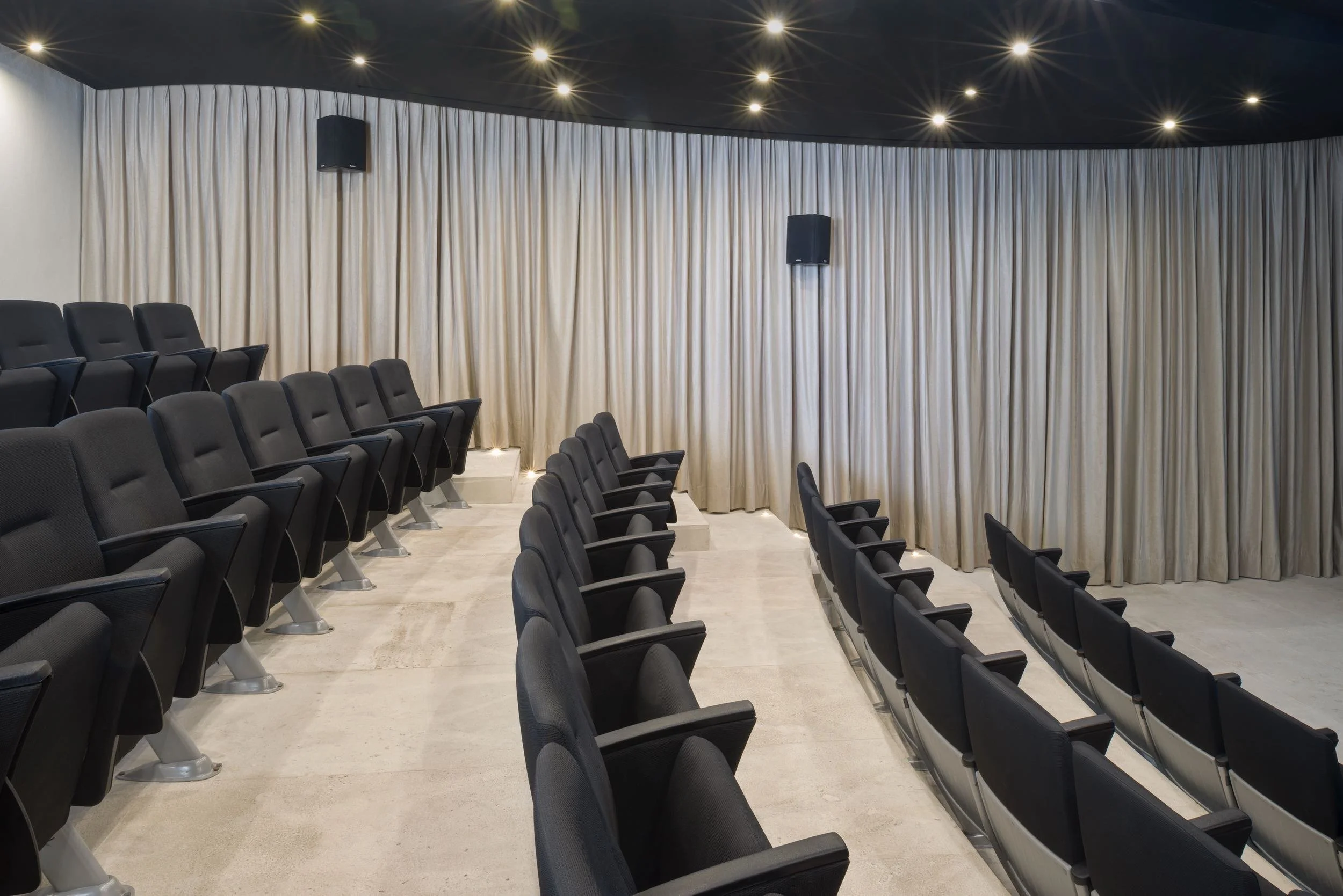 Sala de juntas y cine privado con sesenta butacas ergonómicas y diseño acústico sutil en Brisas del Marqués.