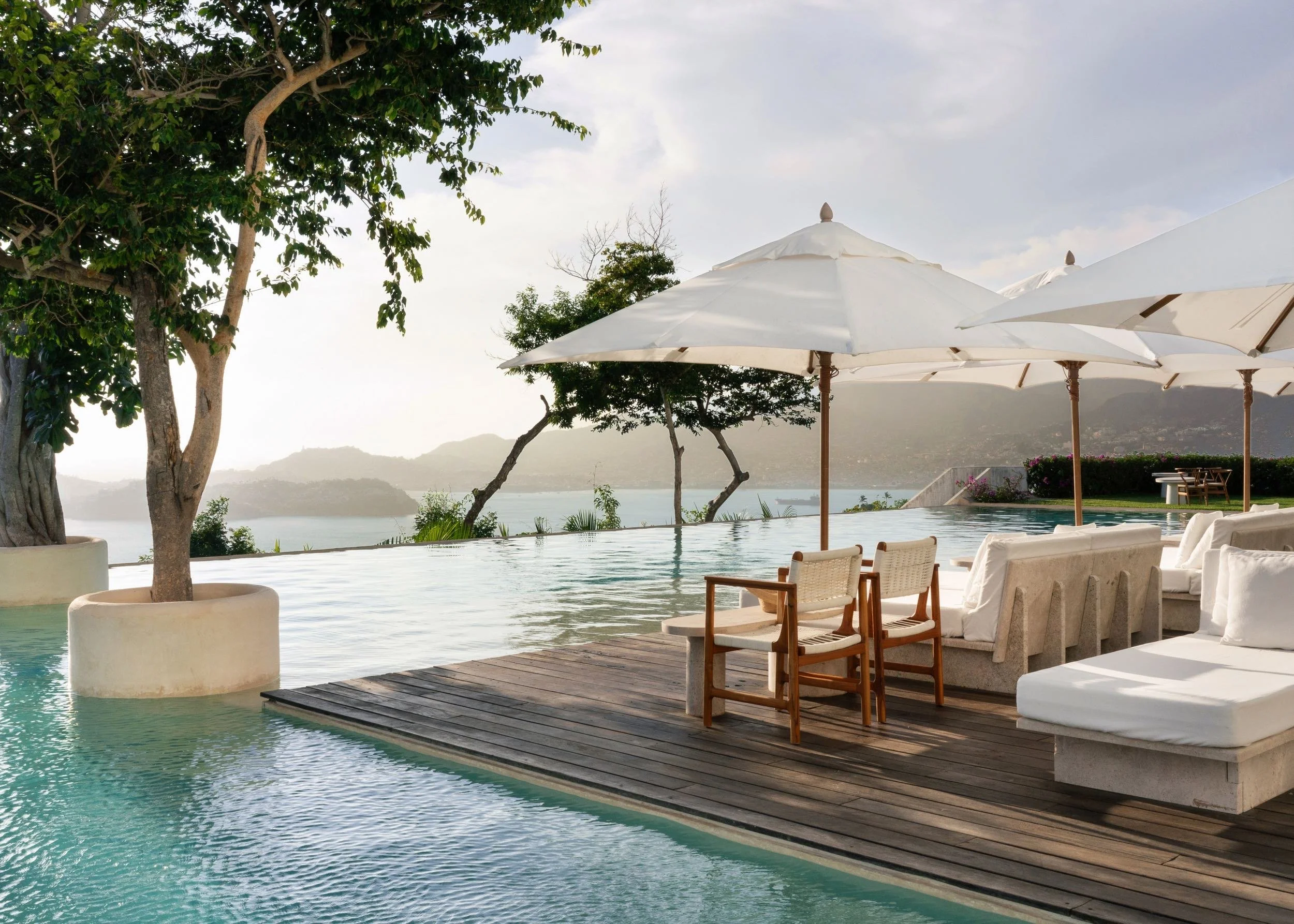 Arquitectura, diseño, entorno selvatico, y vista panoramica hacia la bahía de Acapulco. 