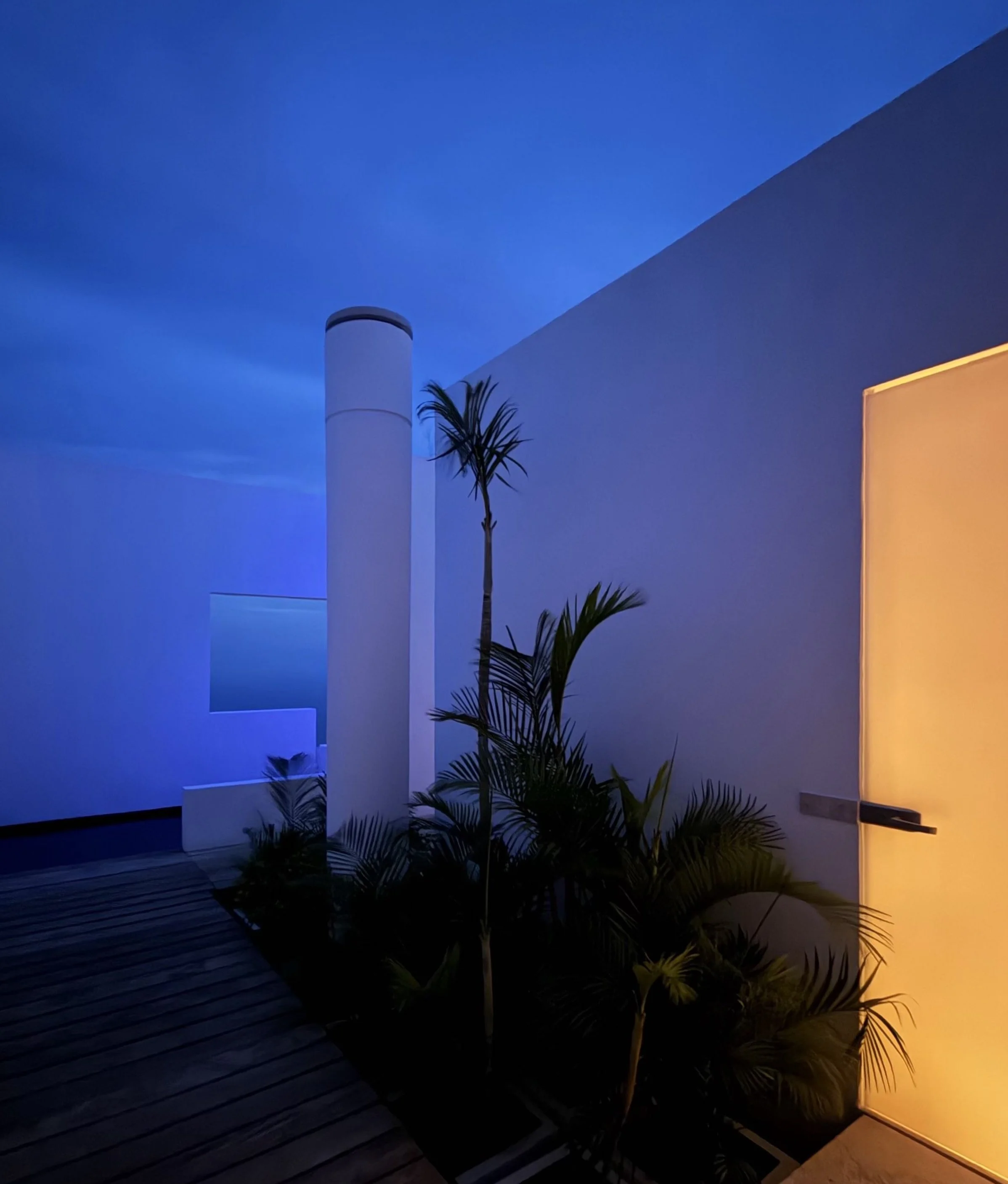 Acceso con iluminación calida de Signature Suite en Hotel Encanto. Diseño de iluminación y detalles arquitectónicos. 
