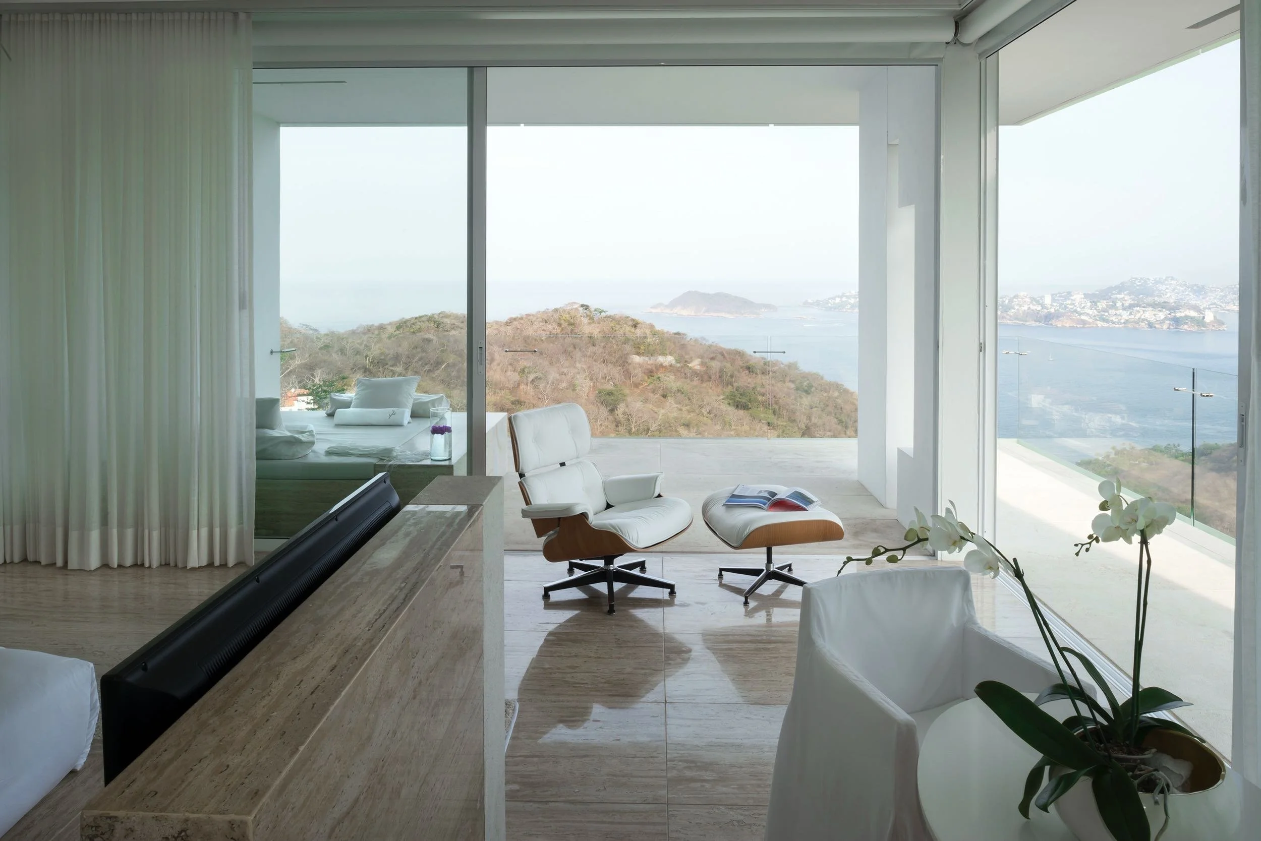 Perspectiva desde la cama hacia el mar en Ocean Designer Suite de Hotel Encanto. Arquitectura de Miguel Ángel Aragonés.