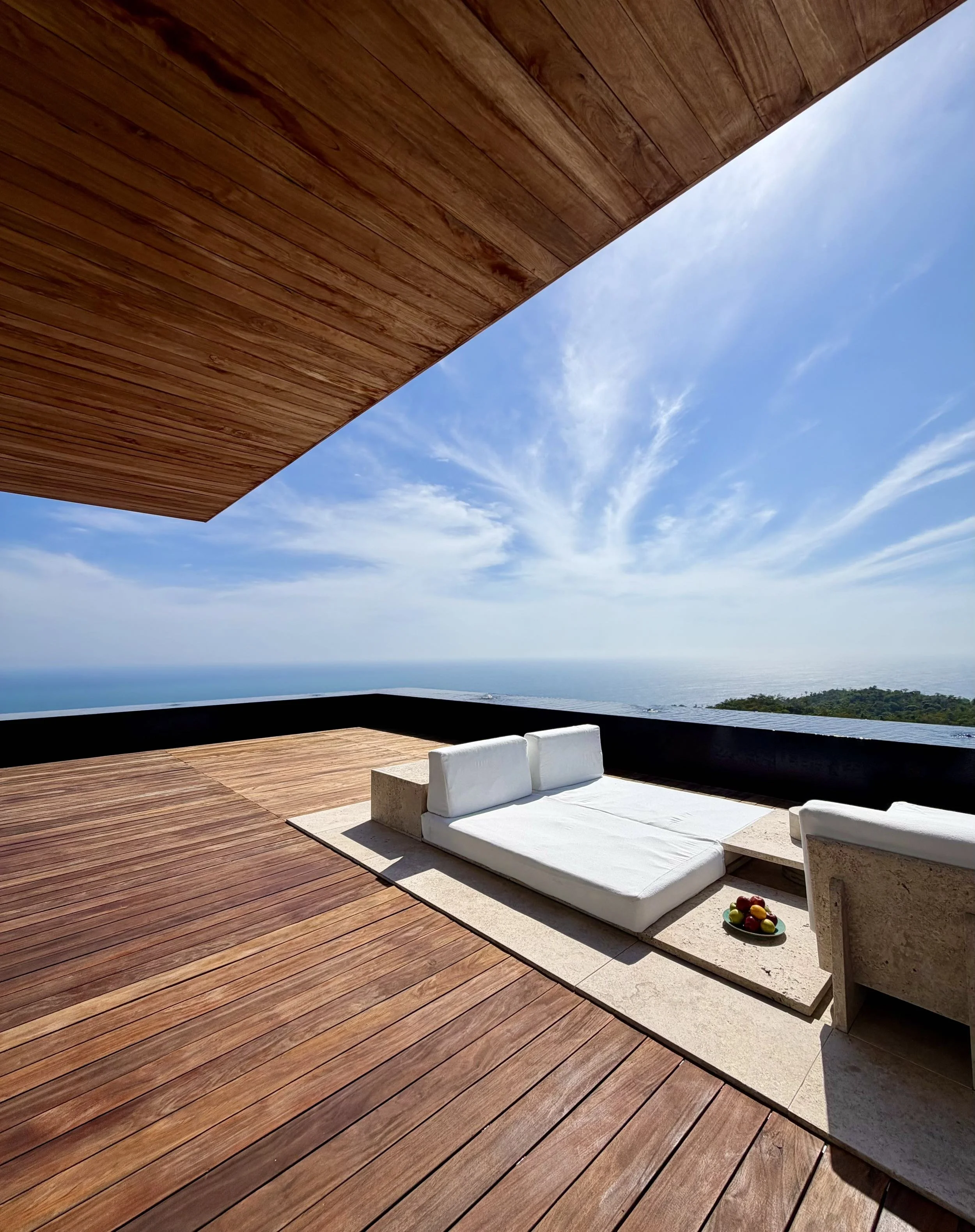 Cama de dia en Terraza en Signature Suite de Hotel Encanto. Espacio exterior con vista 180 grados hacia el mar de cortes y espejo de agua perimetral. 