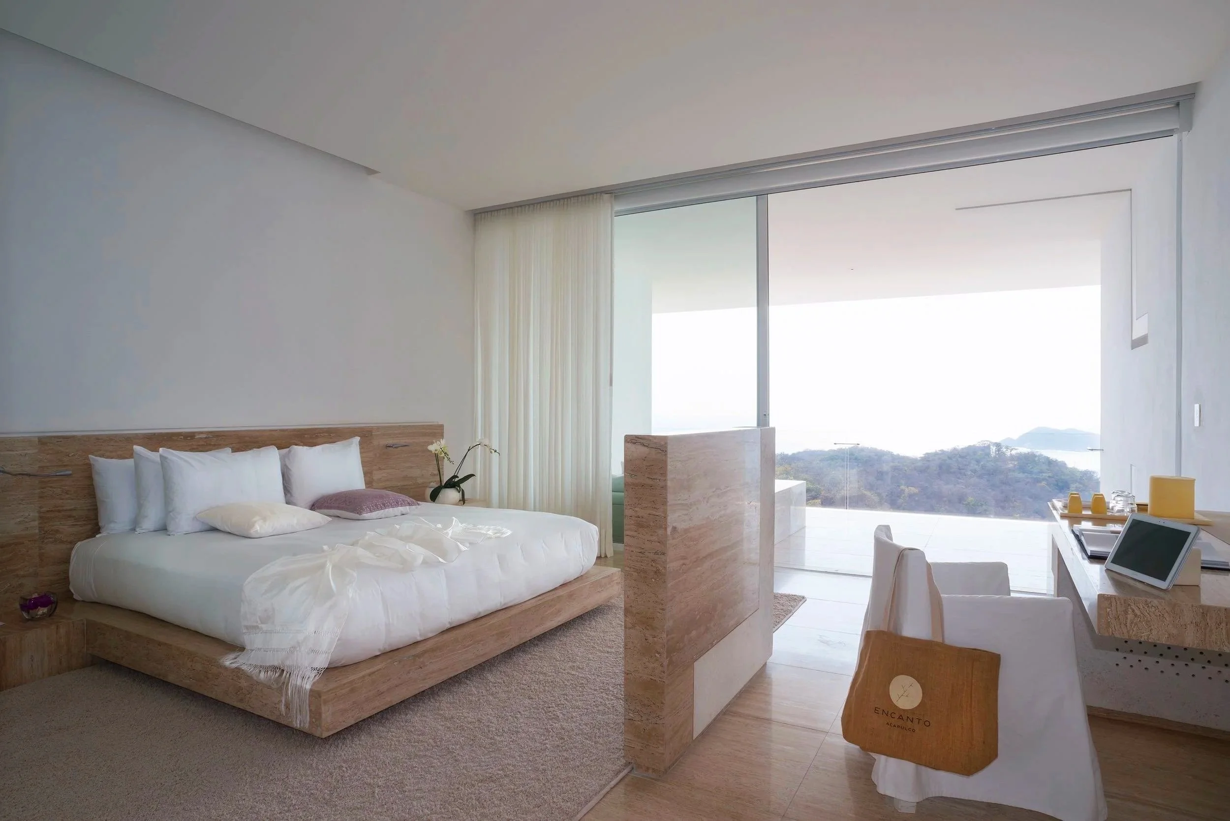 Habitación minimalista con cama king y terraza abierta al mar en Hotel Encanto Acapulco. Foto Nicola Lorusso