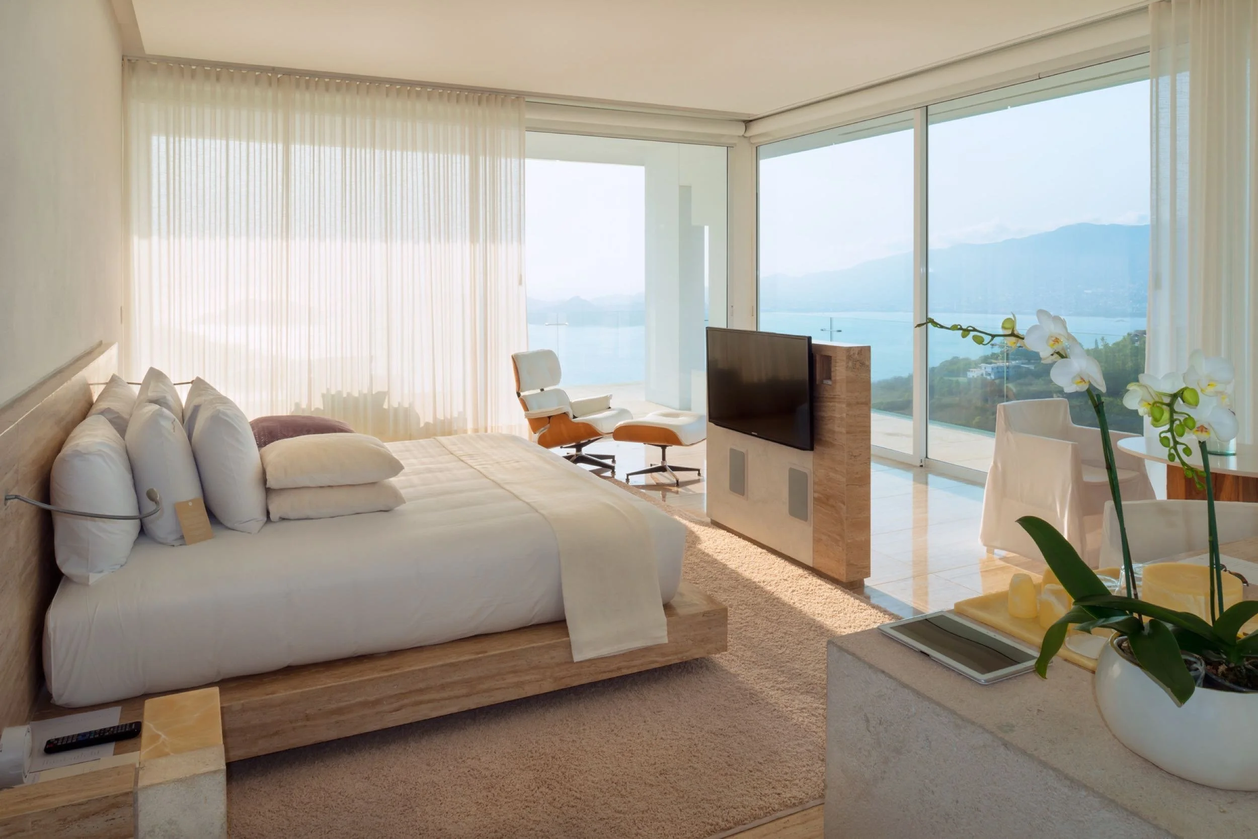 Interior minimalista con ventanal de piso a techo en Suite Ocean Designer de Hotel Encanto Acapulco. Foto Nicola Lorusso.
