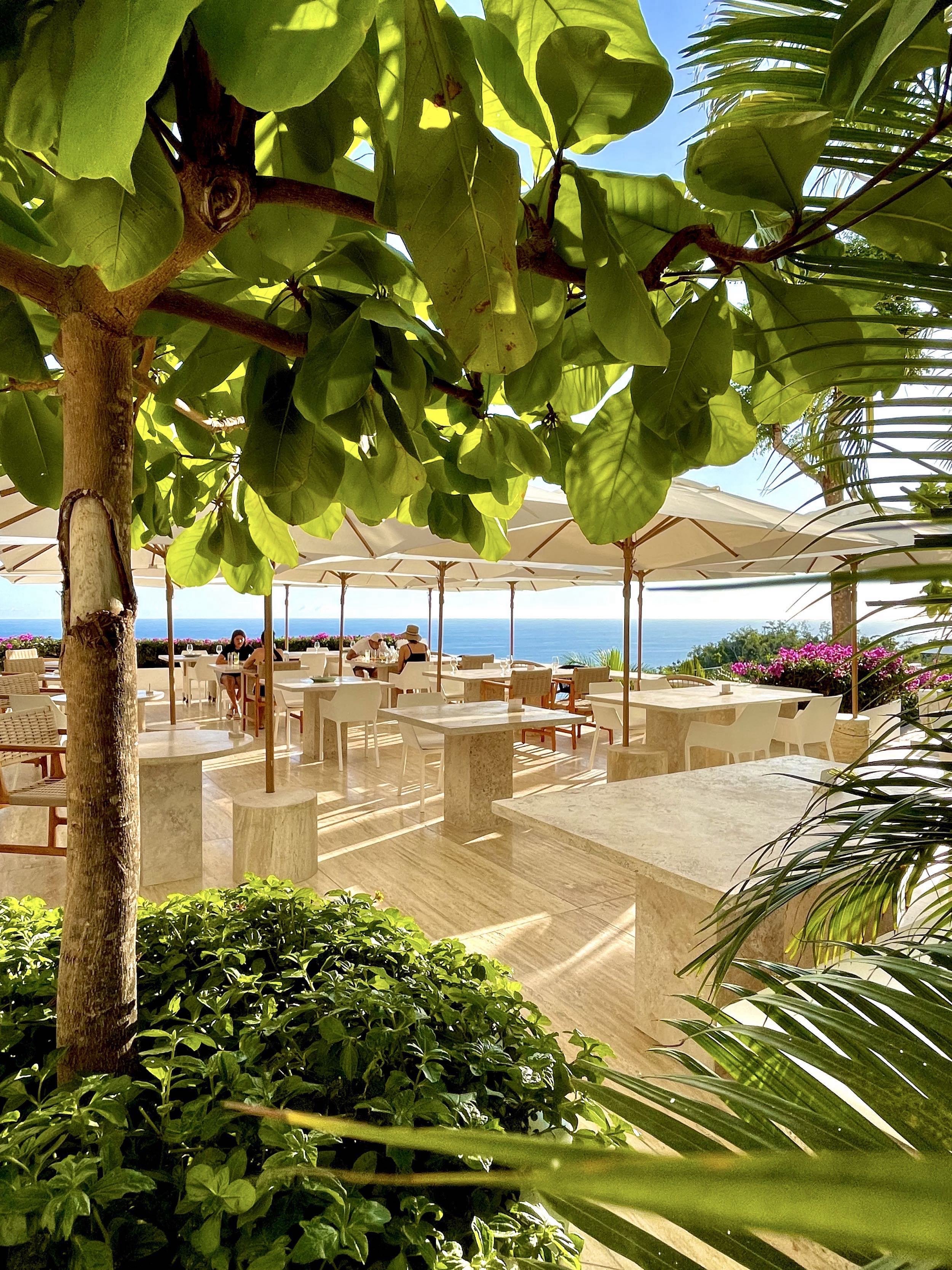 Experiencia gastronómica al aire libre en el restaurante de lujo con vista al mar de Encanto Acapulco.