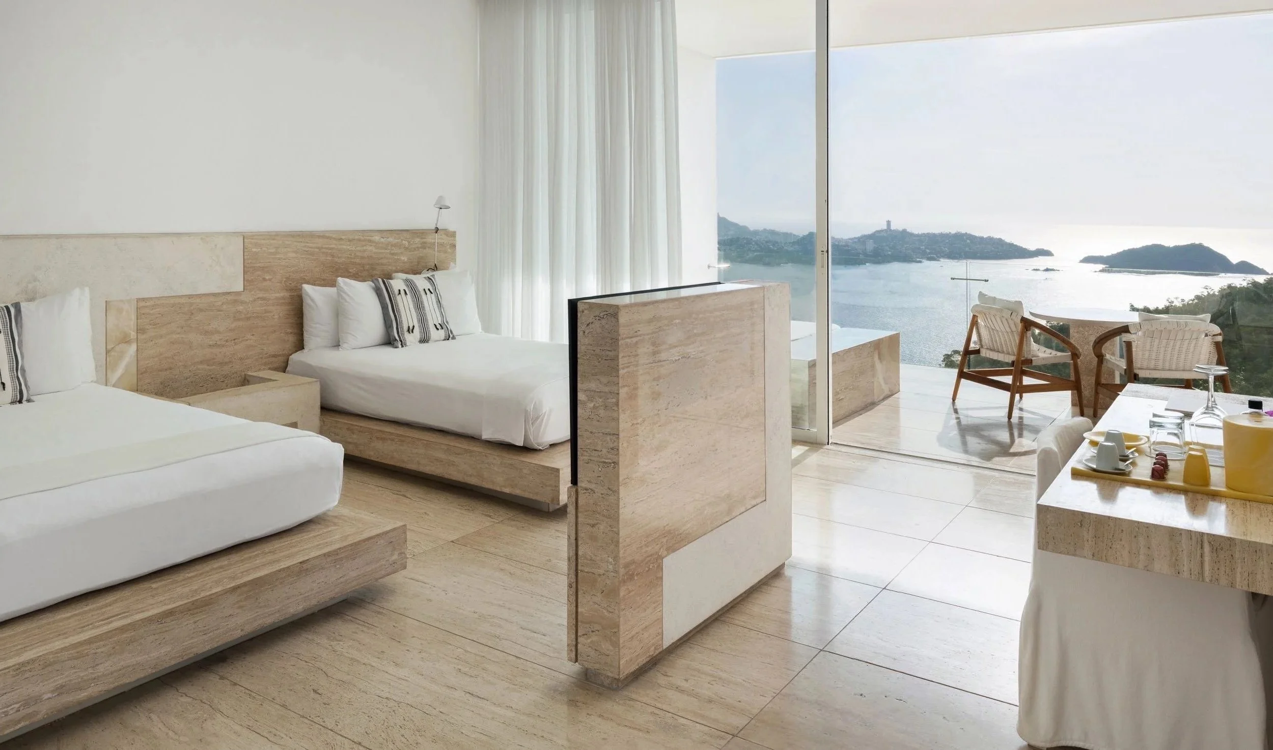 Habitación minimalista con cama king y terraza abierta al mar en Hotel Encanto Acapulco. Foto Caylon Hackwith