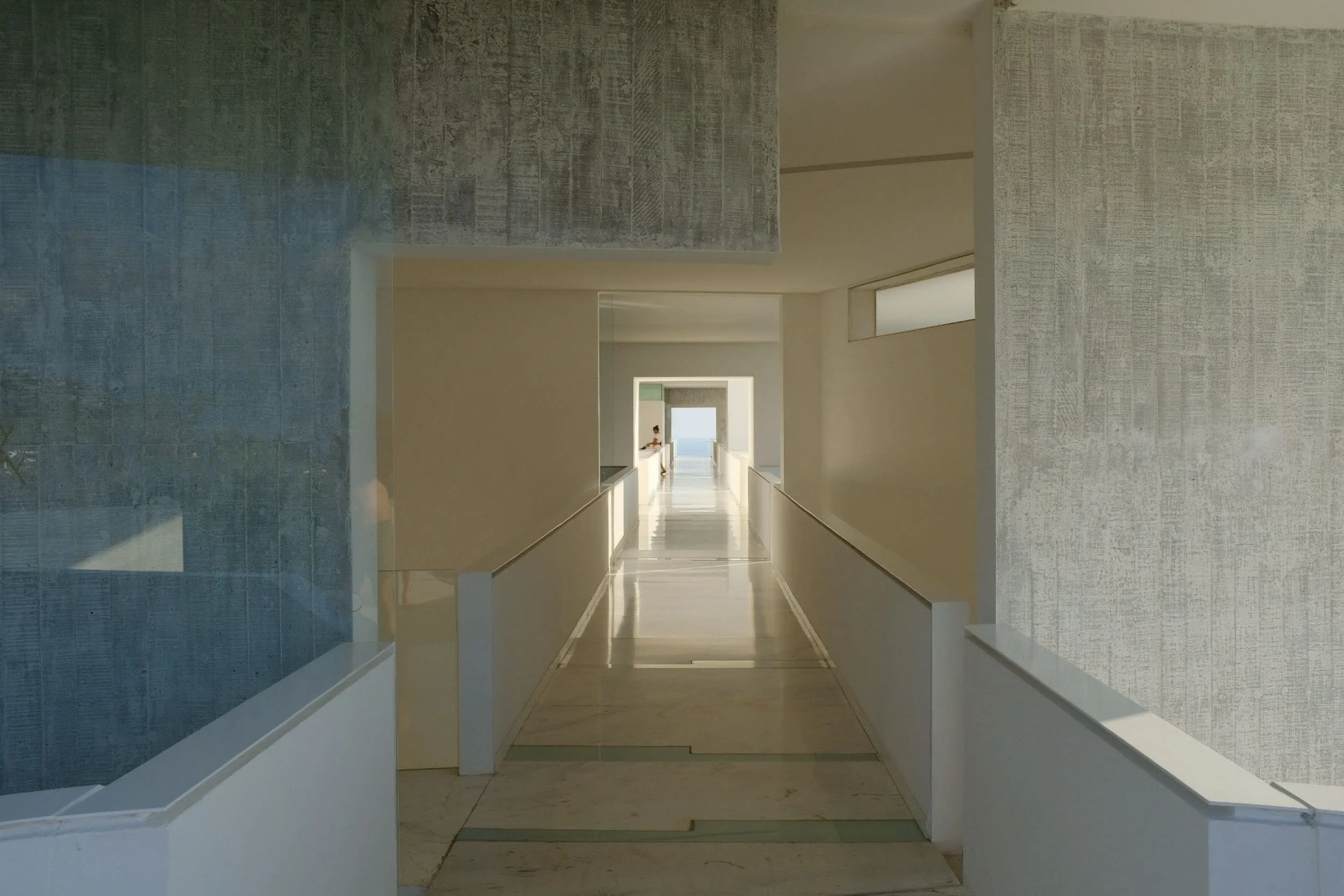 Perspectiva y escala humana en un pasillo de luz cenital. Hotel Encanto Acapulco de Miguel Ángel Aragonés.