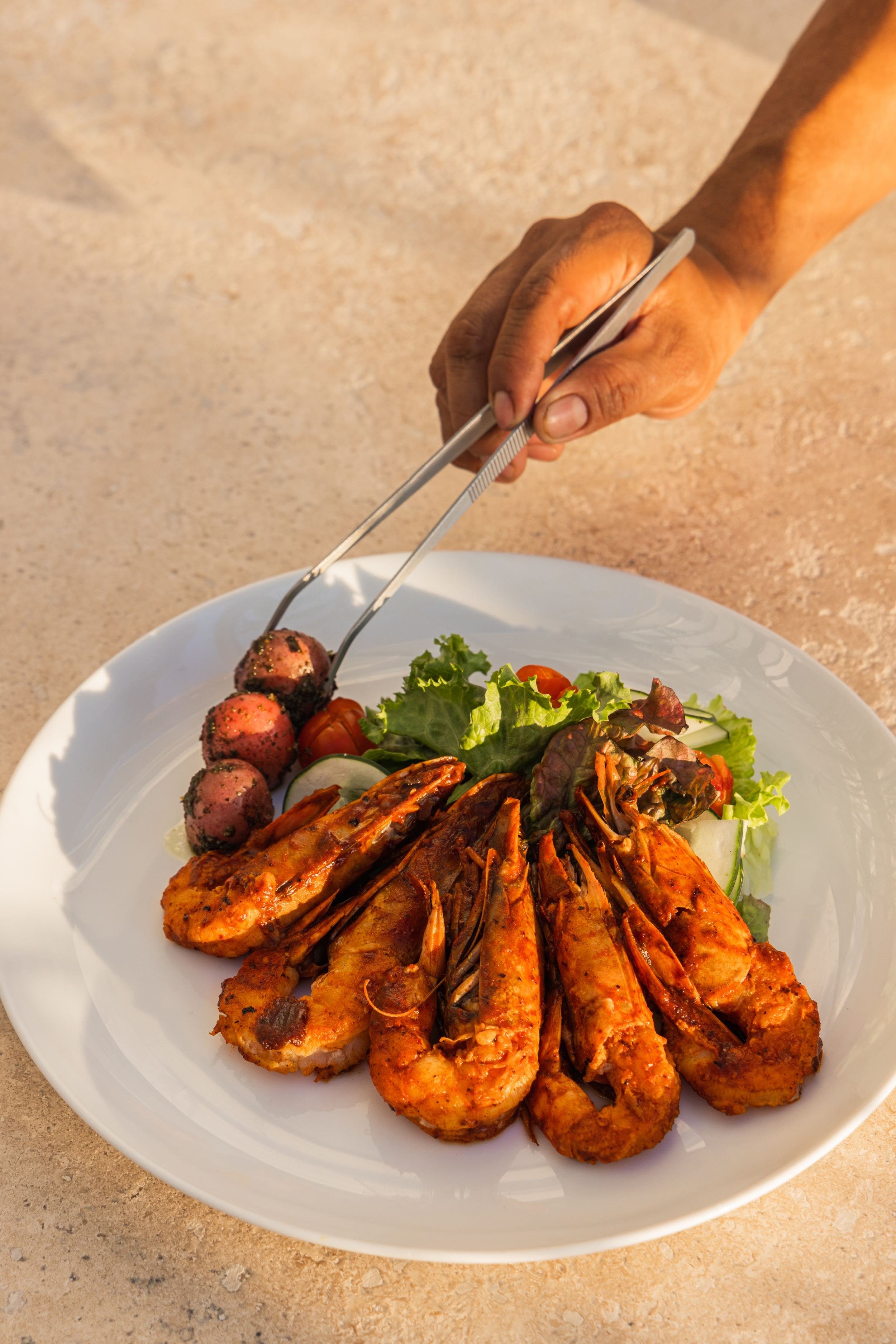 Experiencia gastronómica marina elaborada con materia prima local, integrada a la vivencia del bienestar.