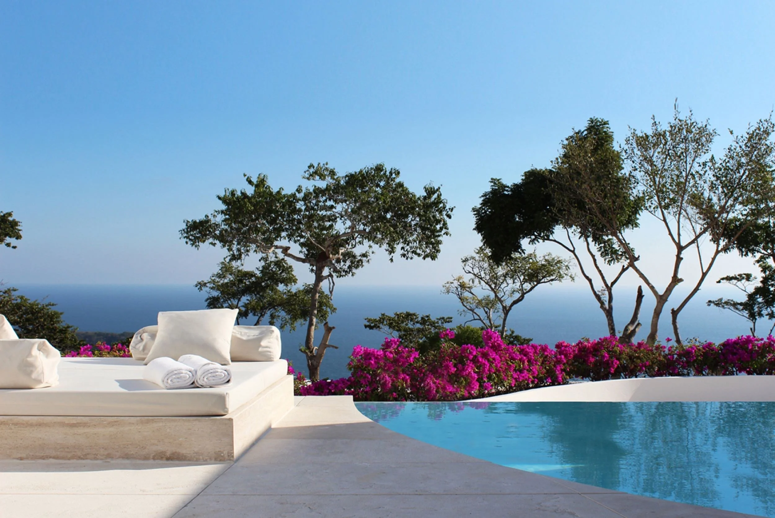 Espacio de estar al aire libre en Ocean Pool Villa de Hotel Encanto. Escala humana integrada a la naturaleza local.