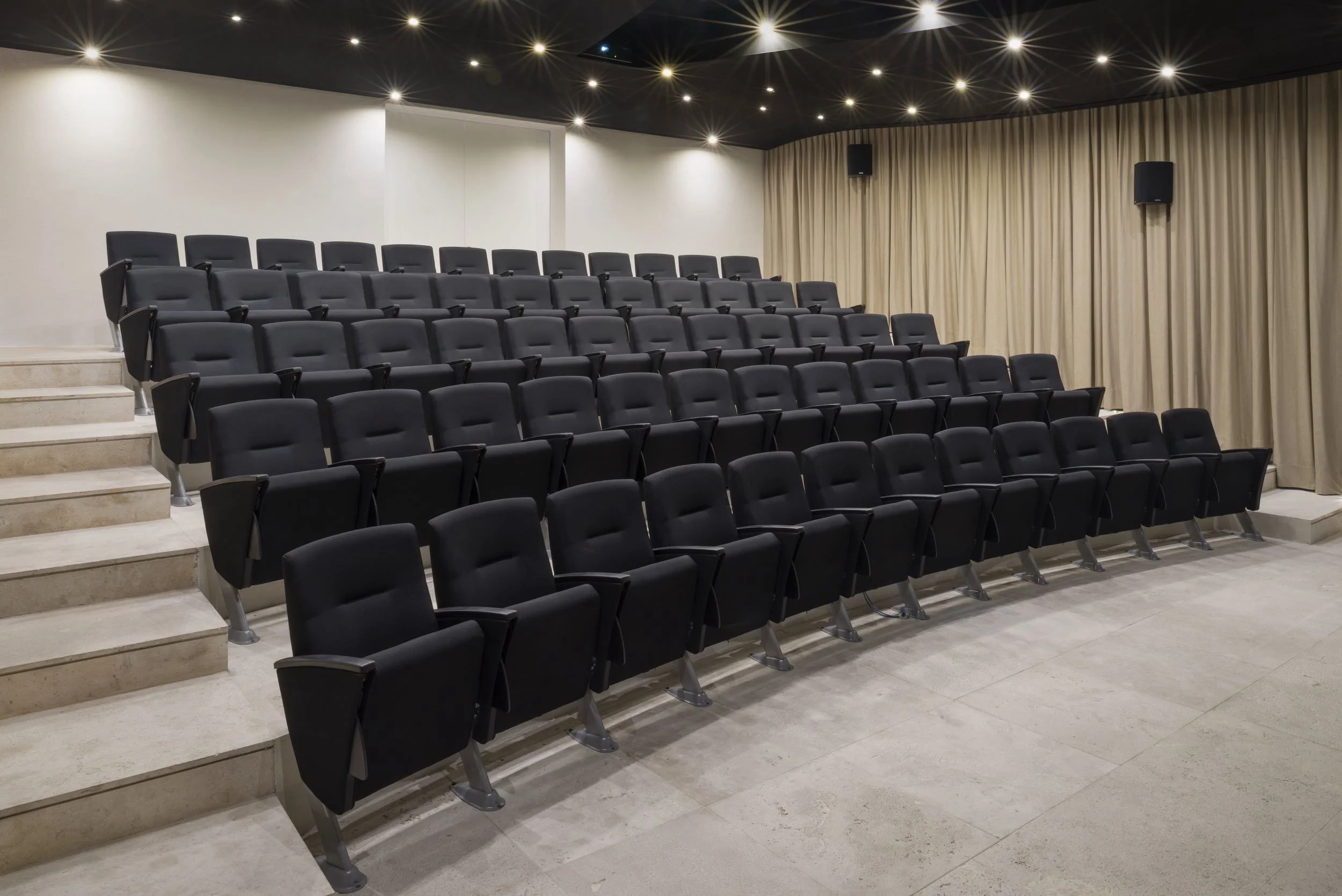 Auditorio de arquitectura minimalista en Acapulco para juntas directivas y encuentros corporativos de alta gama.