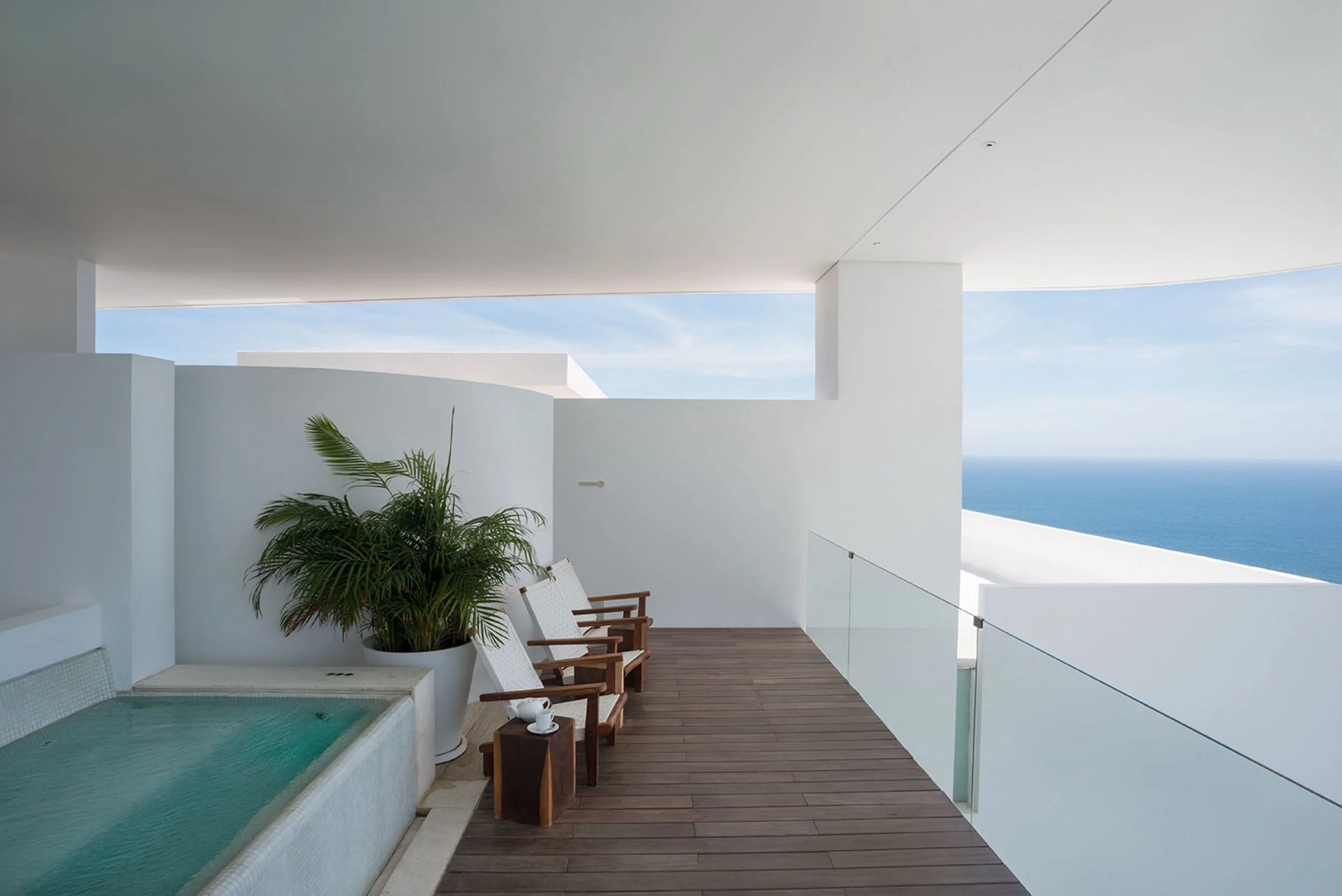 Deck de madera y carril de nado exterior en Spa Mar Abierto de Encanto Acapulco, obra de Taller Aragonés.